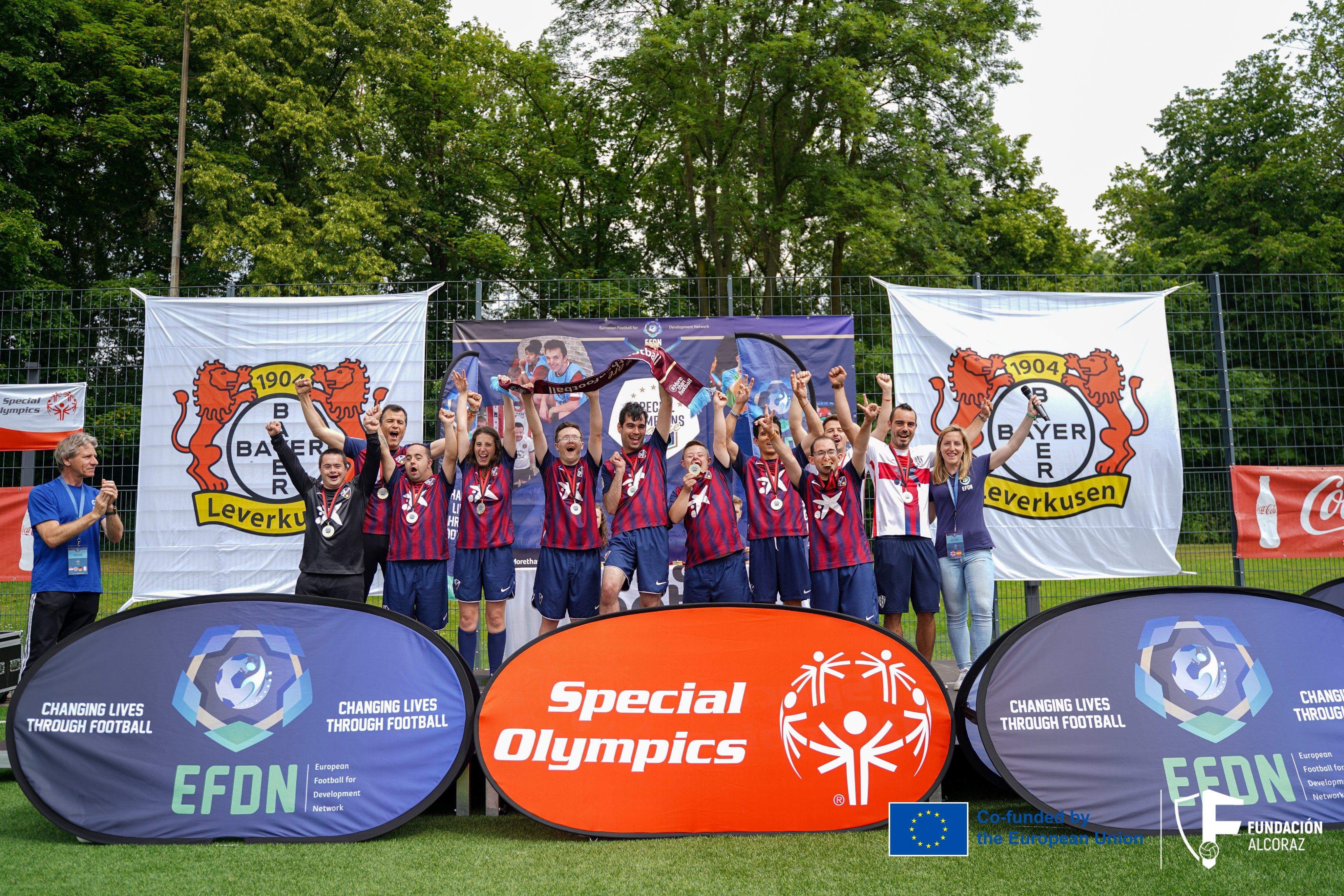 El Huesca Genuine levanta el trofeo en Leverkusen.
