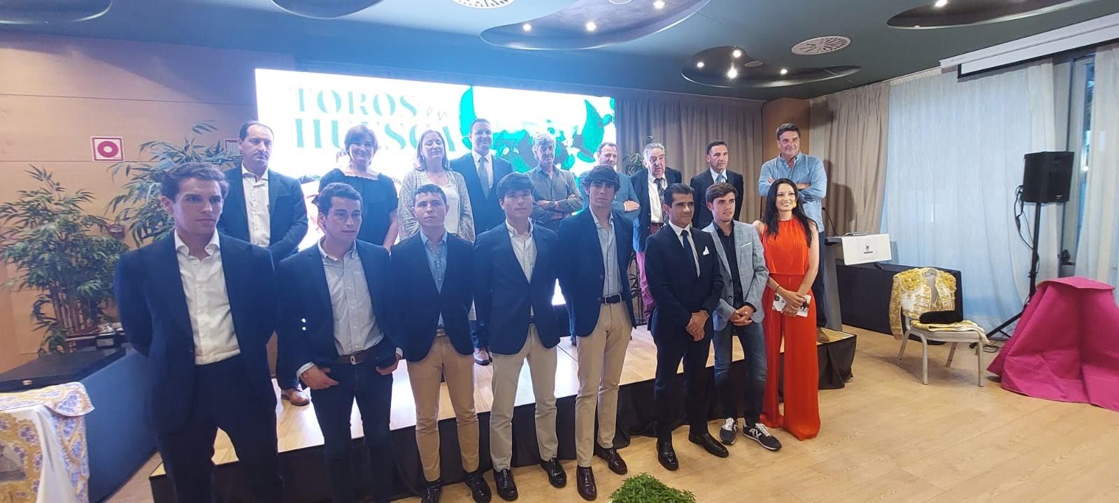 Foto de familia tras la presentación de la Feria Taurina de La Albahaca 2023 en el Hotel Abba. Foto: JGA