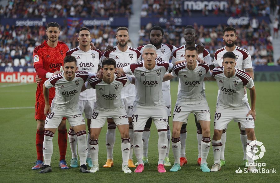 Once del Albacete ante el Levante, este miércoles, con Escriche en el centro, dorsal 21. Foto: LaLiga