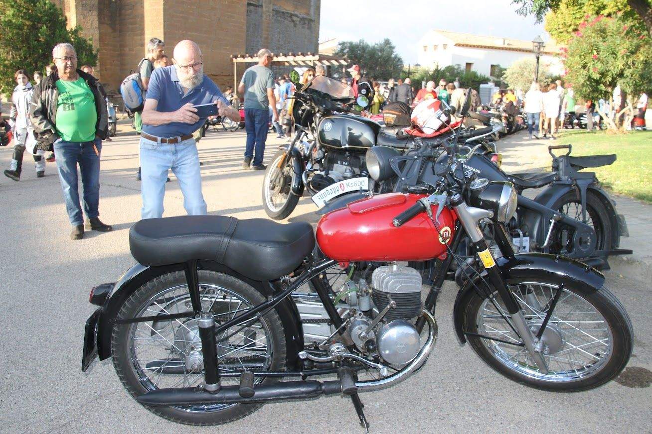 Concentración de motos clásicas en Alberuela de Tubo. Foto Carlos Neofato 