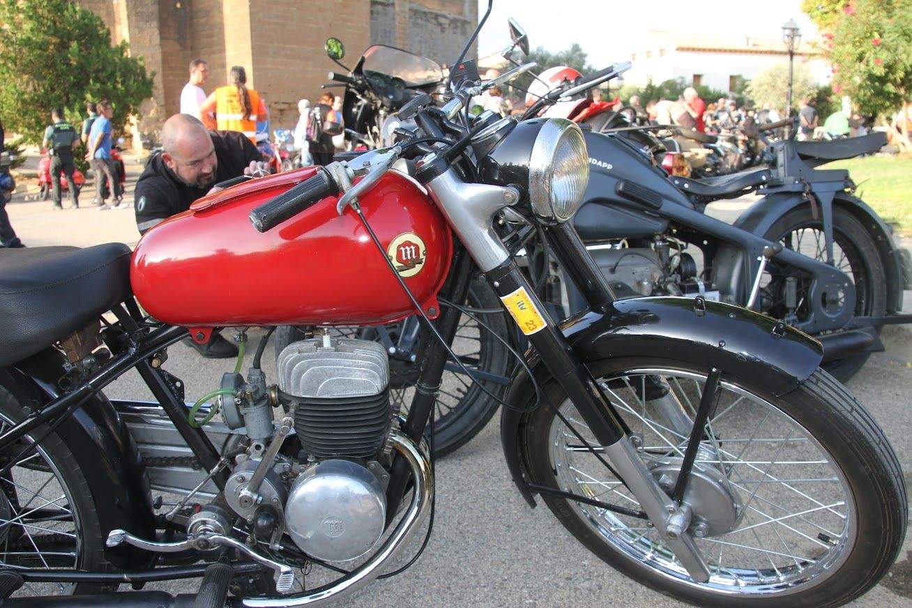 Concentración de motos clásicas en Alberuela de Tubo. Foto Carlos Neofato