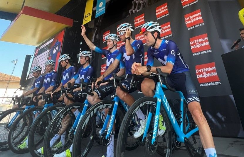 El equipo Movistar al completo, con Samitier y Arcas, antes del inicio de la quinta etapa de Dauphiné. Foto: Movistar