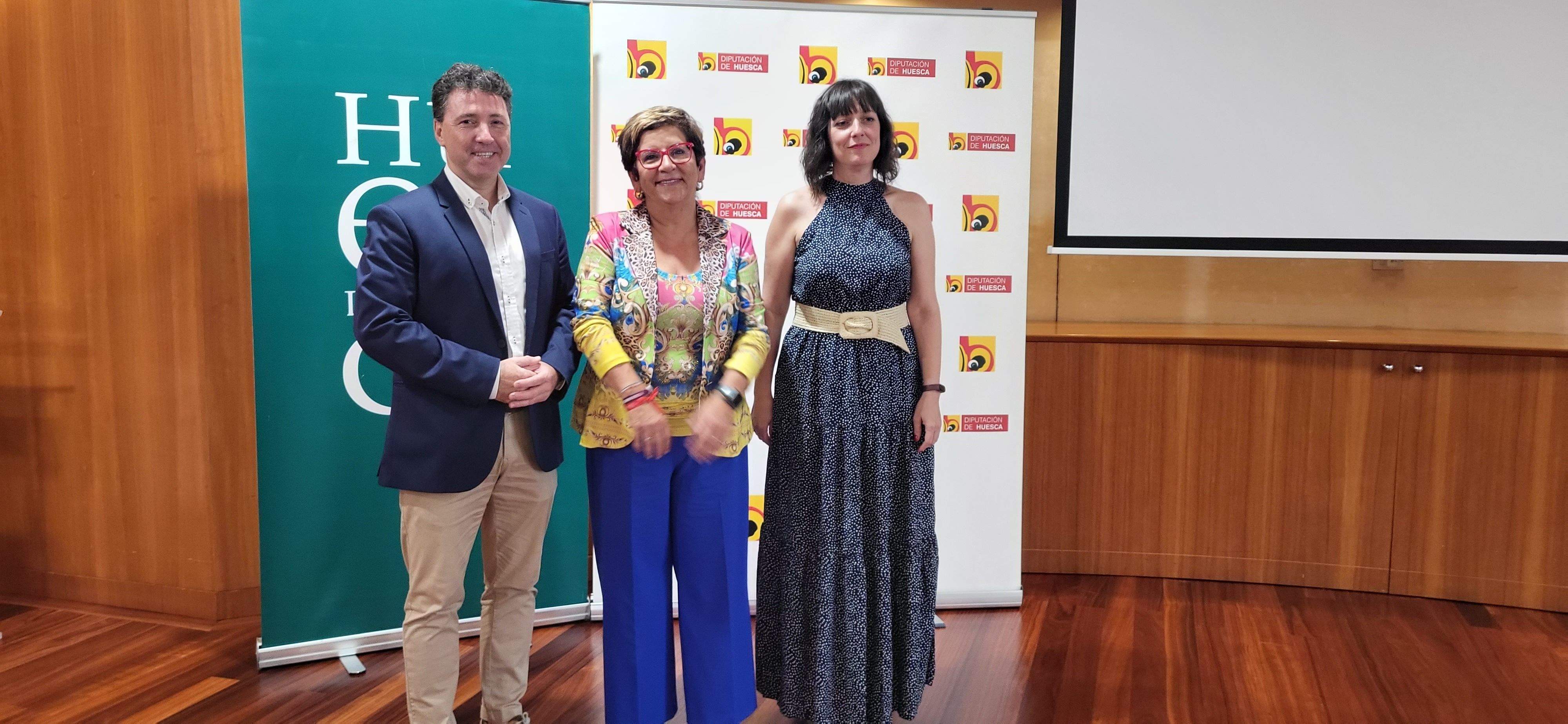 Fernando Blasco, Elisa Sancho y Estela Rasal en la presentación del nuevo vídeo de promoción de Huesca.
