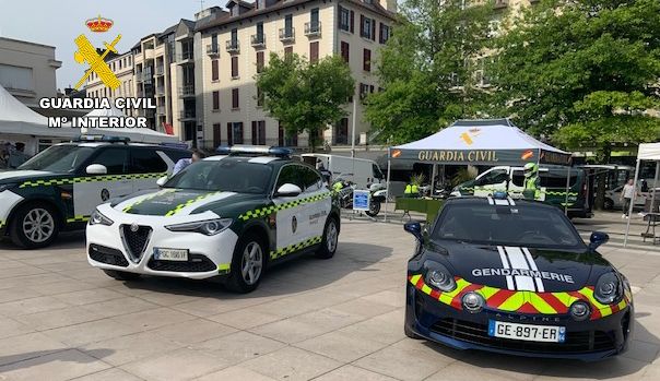 Material de Guardia Civil y la Gendarmería Francesa en Pau