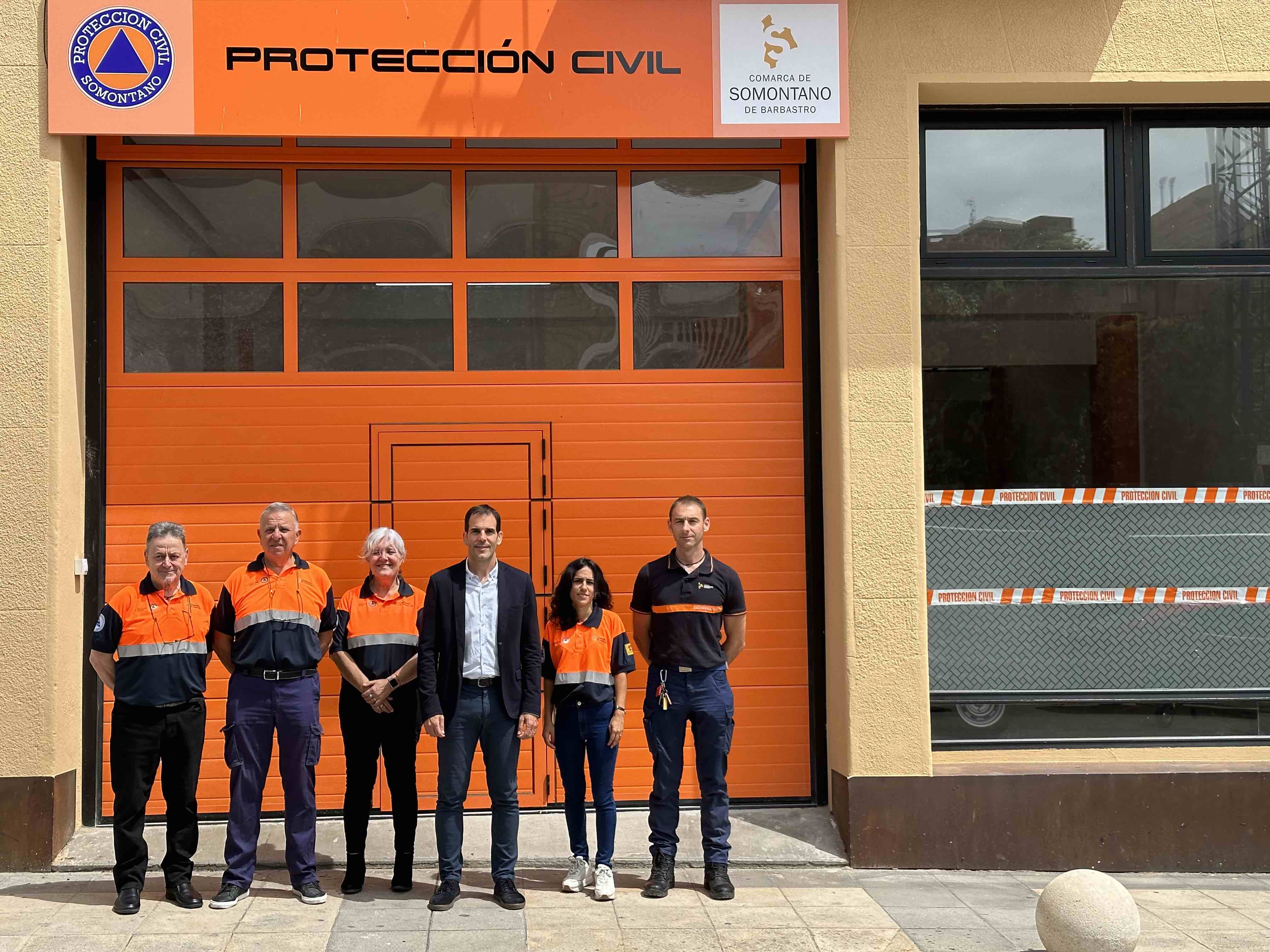 Dani Gracia con miembros de la Agrupación de Voluntarios de Protección Civil