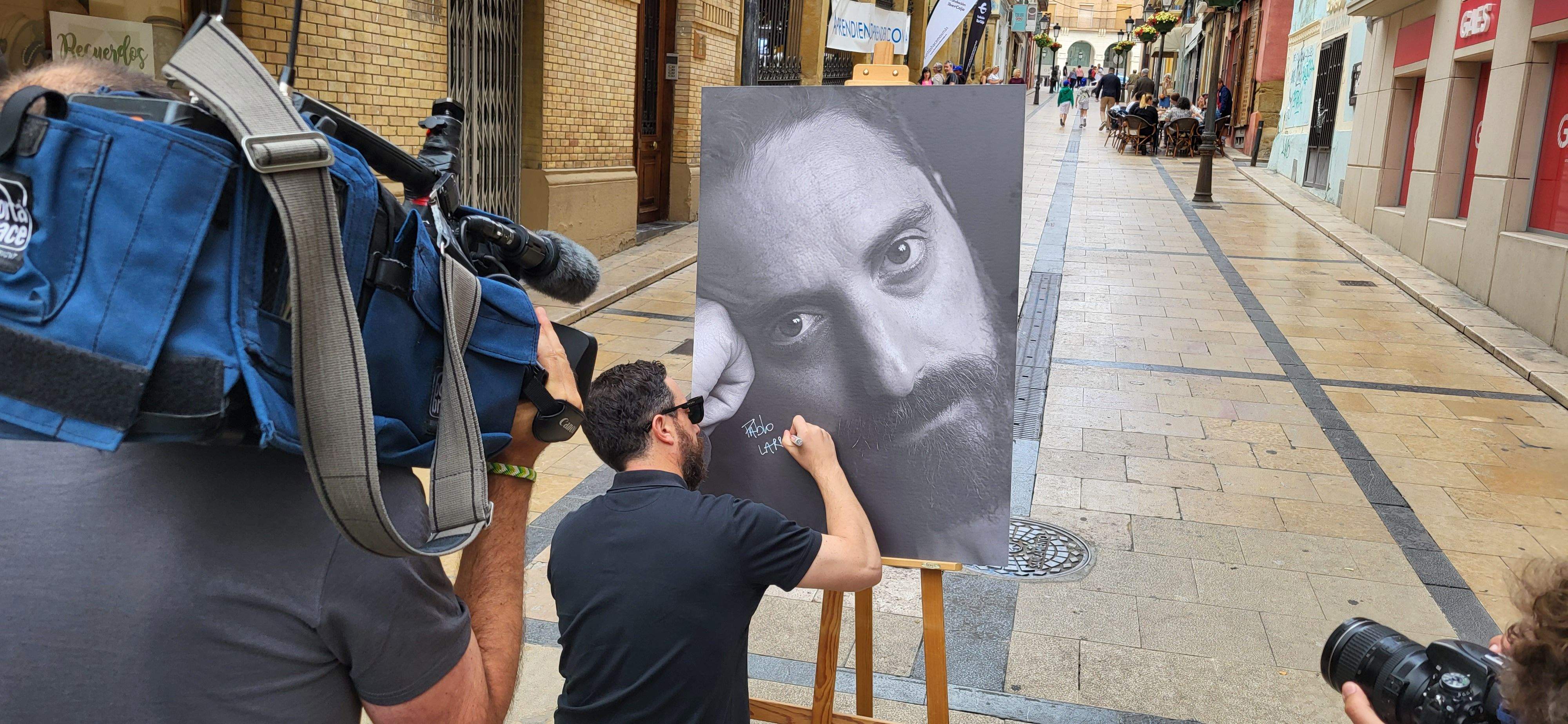 Pablo Larraín, firma en su fotografía. Foto Myriam Martínez