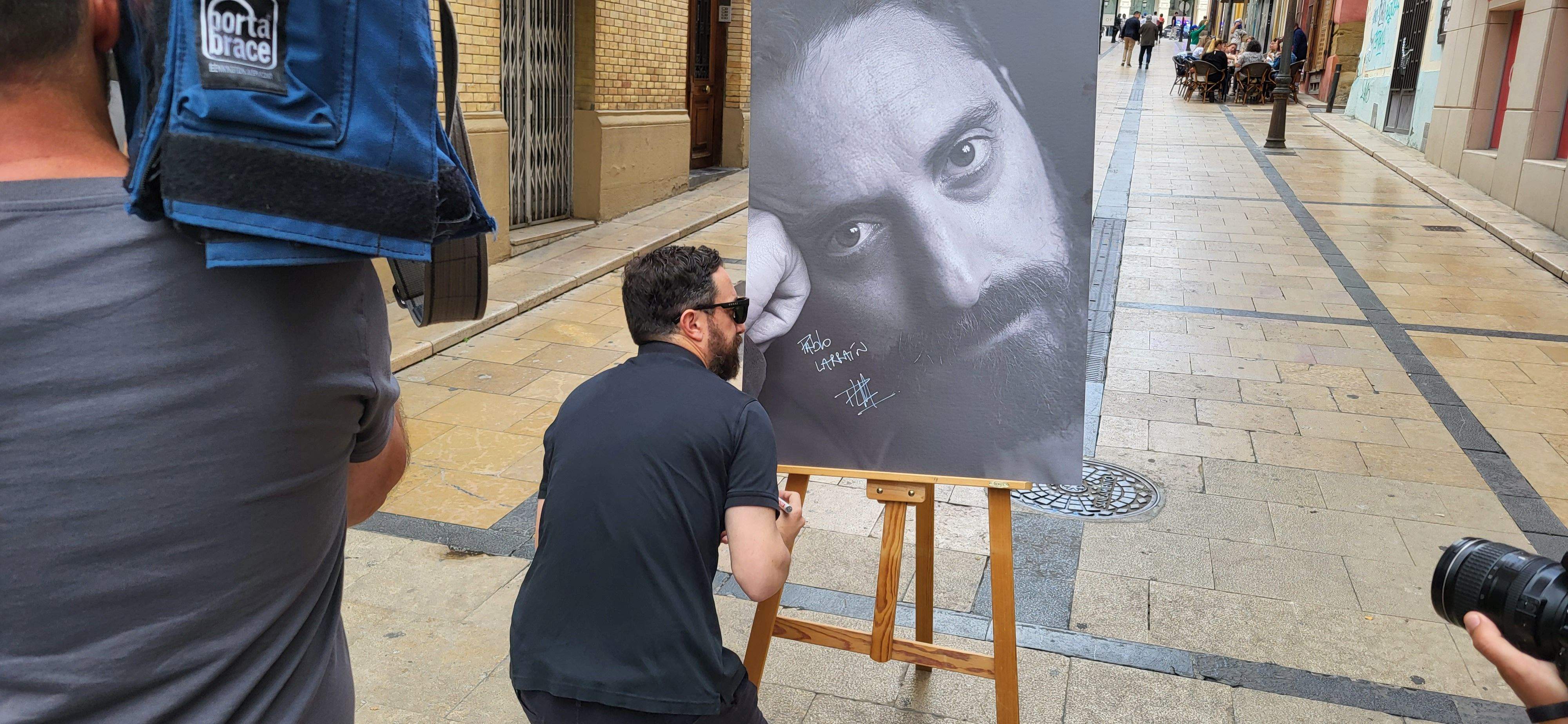 Pablo Larraín, firma en su fotografía. Foto Myriam Martínez