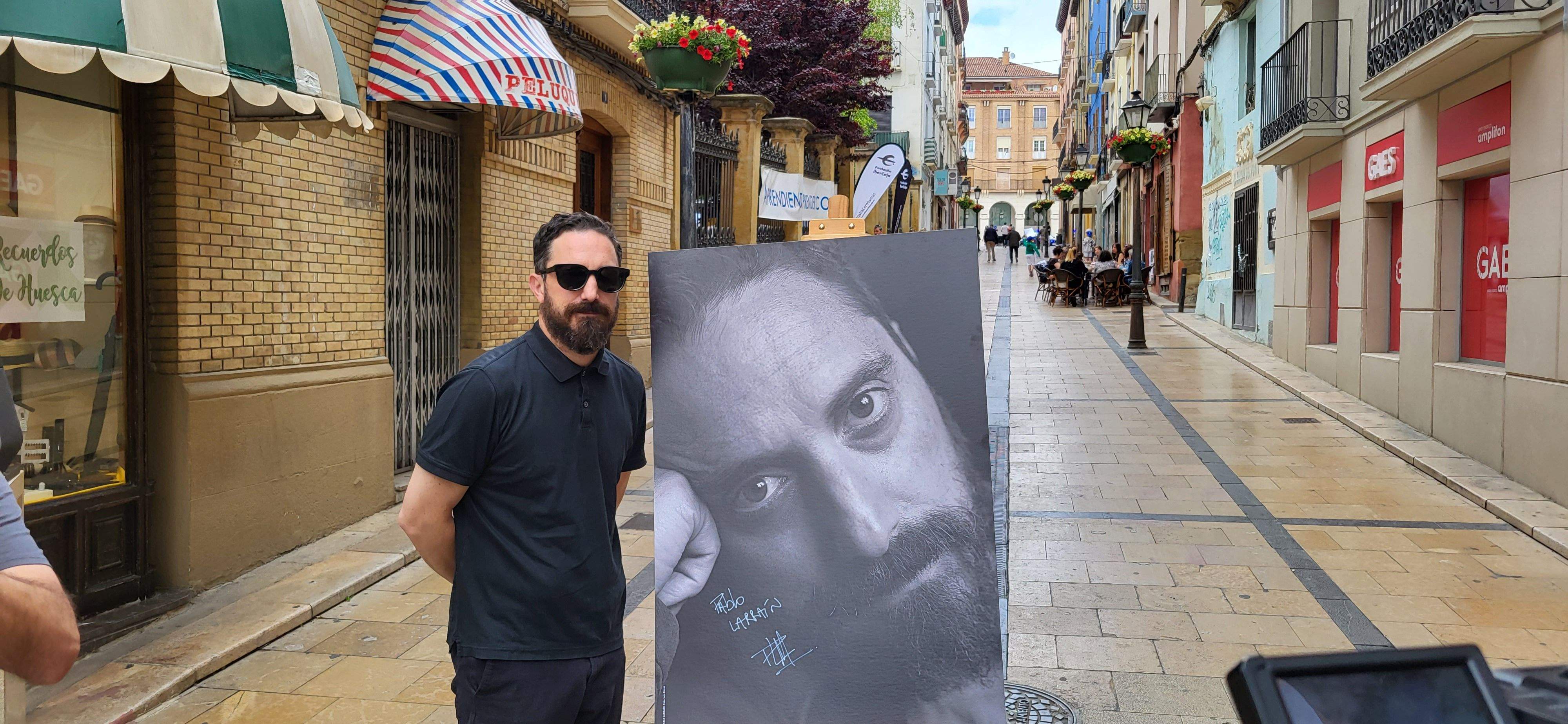 Pablo Larraín, firma en su fotografía. Foto Myriam Martínez
