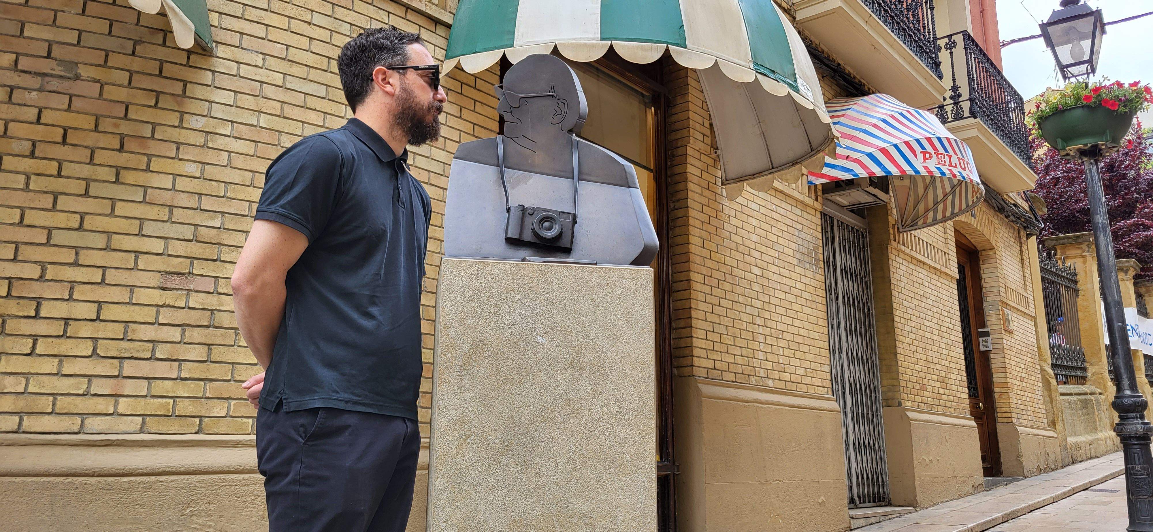 Pablo Larraín, junto al busto de Carlos Saura en la calle Villahermosa de Huesca. Foto Myriam Martínez Pablo Larraín, junto al busto de Carlos Saura en la calle Villahermosa de Huesca. Foto Myriam Martínez