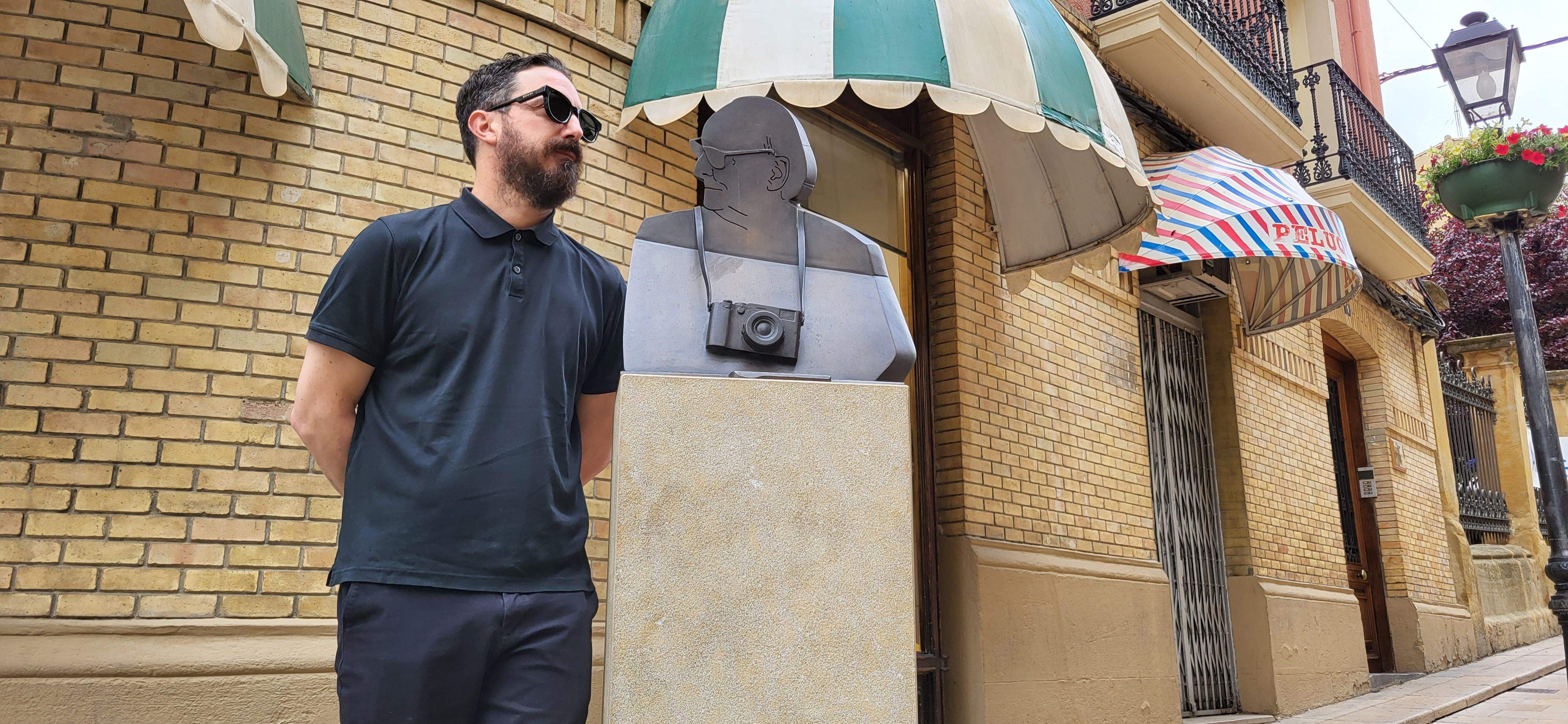 Pablo Larraín, junto al busto de Carlos Saura en la calle Villahermosa de Huesca. Foto Myriam Martínez
