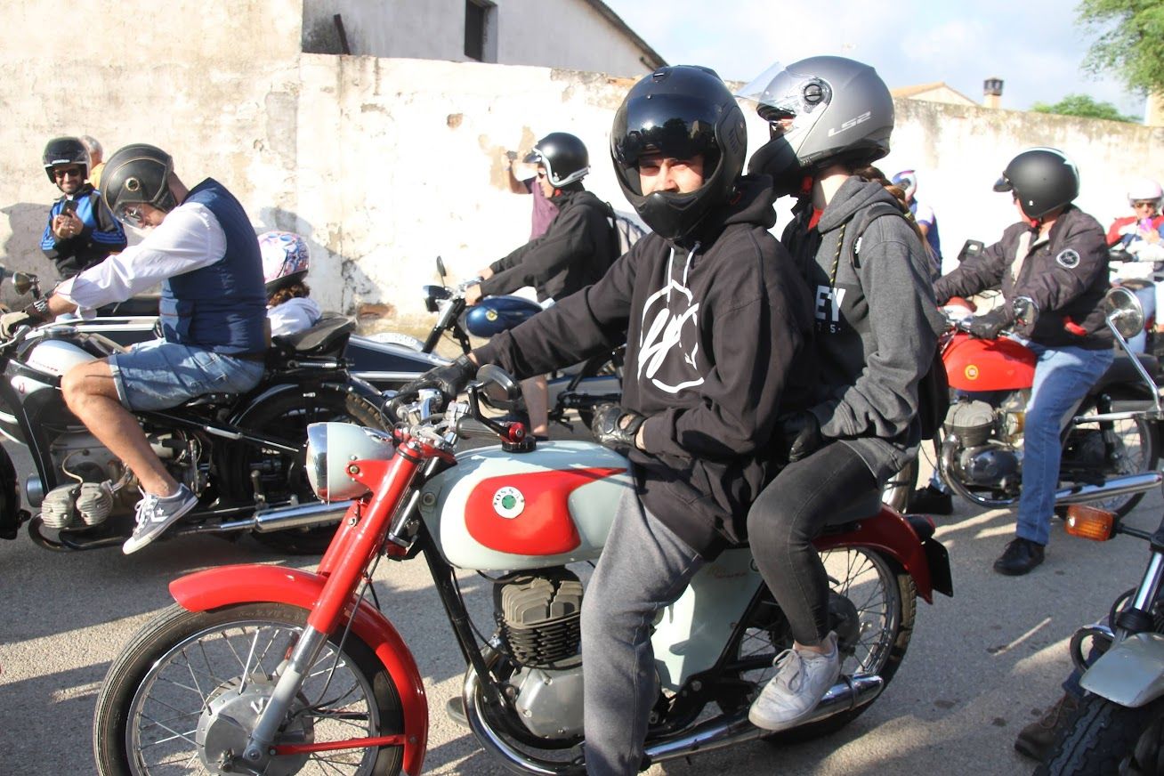 Concentración de motos clásicas en Alberuela de Tubo. Foto Carlos Neofato 