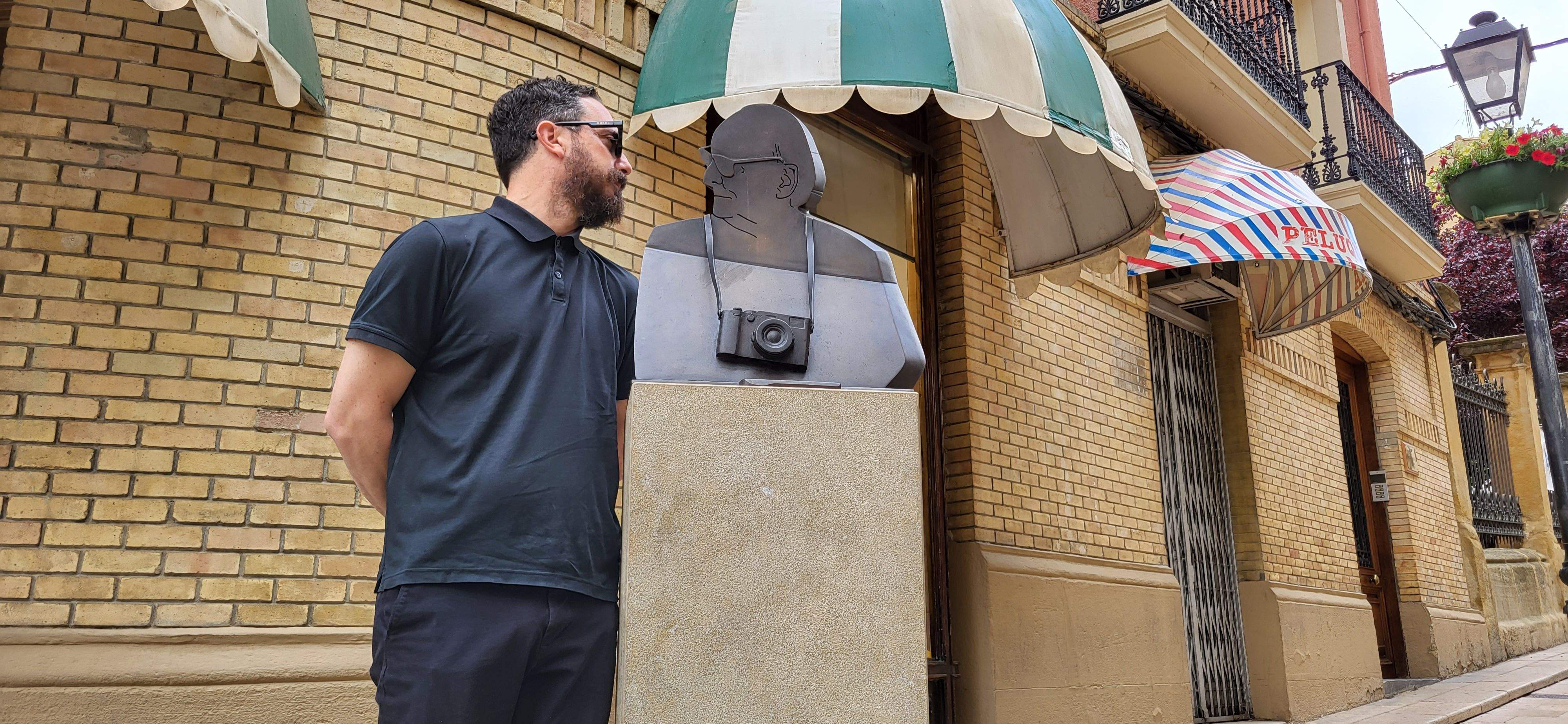 Pablo Larraín, junto al busto de Carlos Saura en la calle Villahermosa de Huesca. Foto Myriam Martínez