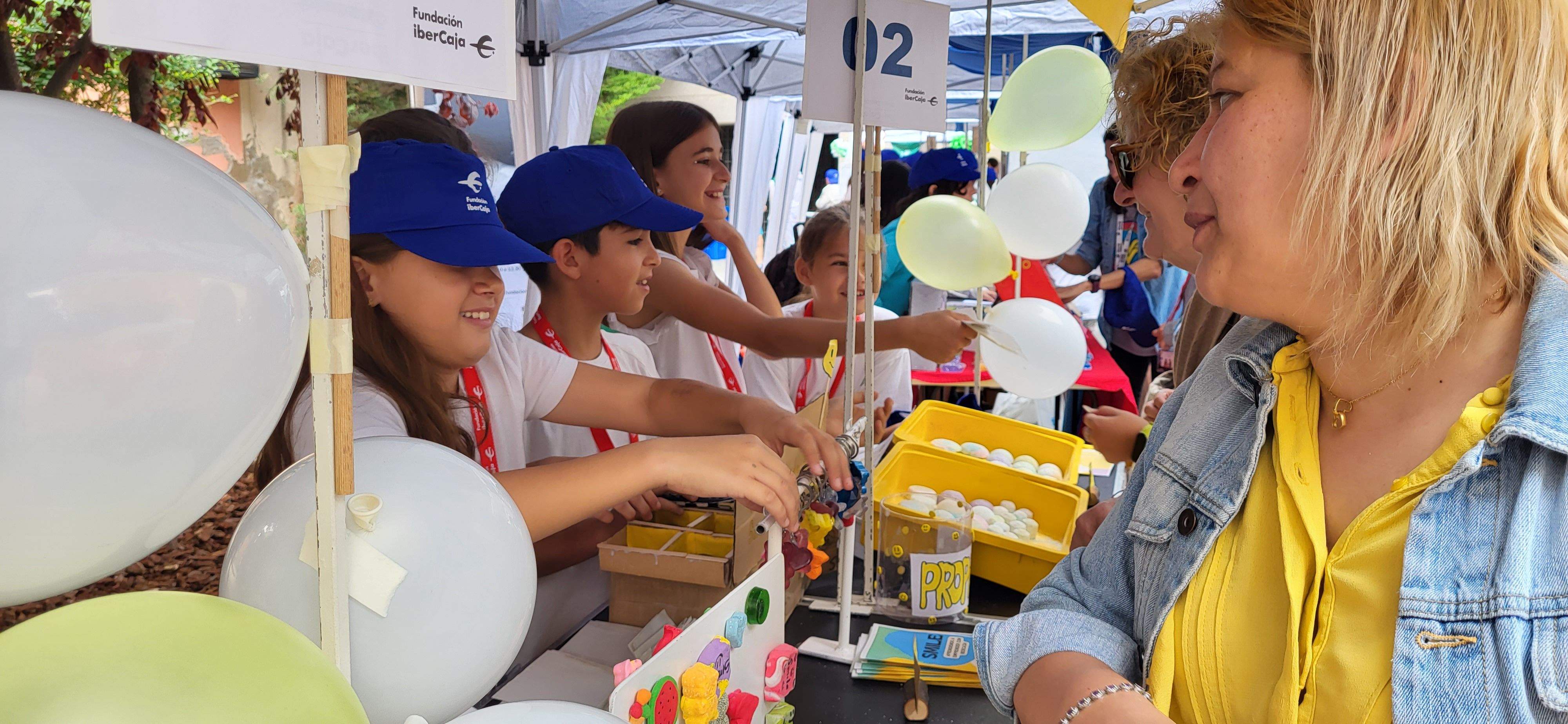 Mercado de cooperativas escolares del programa "Aprender a emprender". Foto: Mercedes Manterola