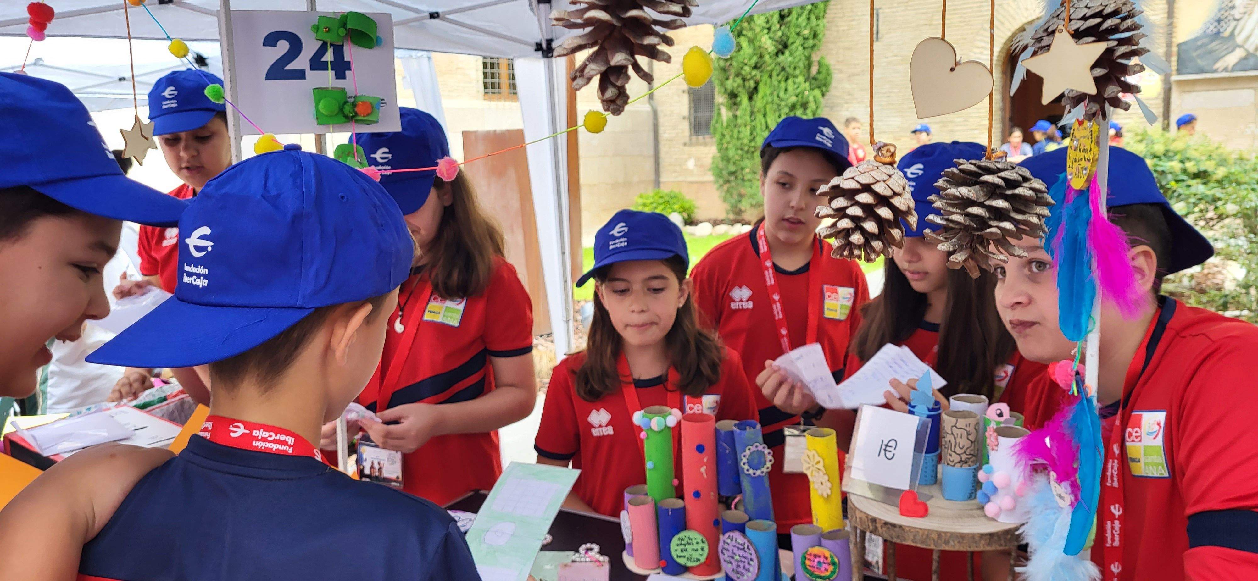 Mercado de cooperativas escolares del programa "Aprender a emprender". Foto: Mercedes Manterola