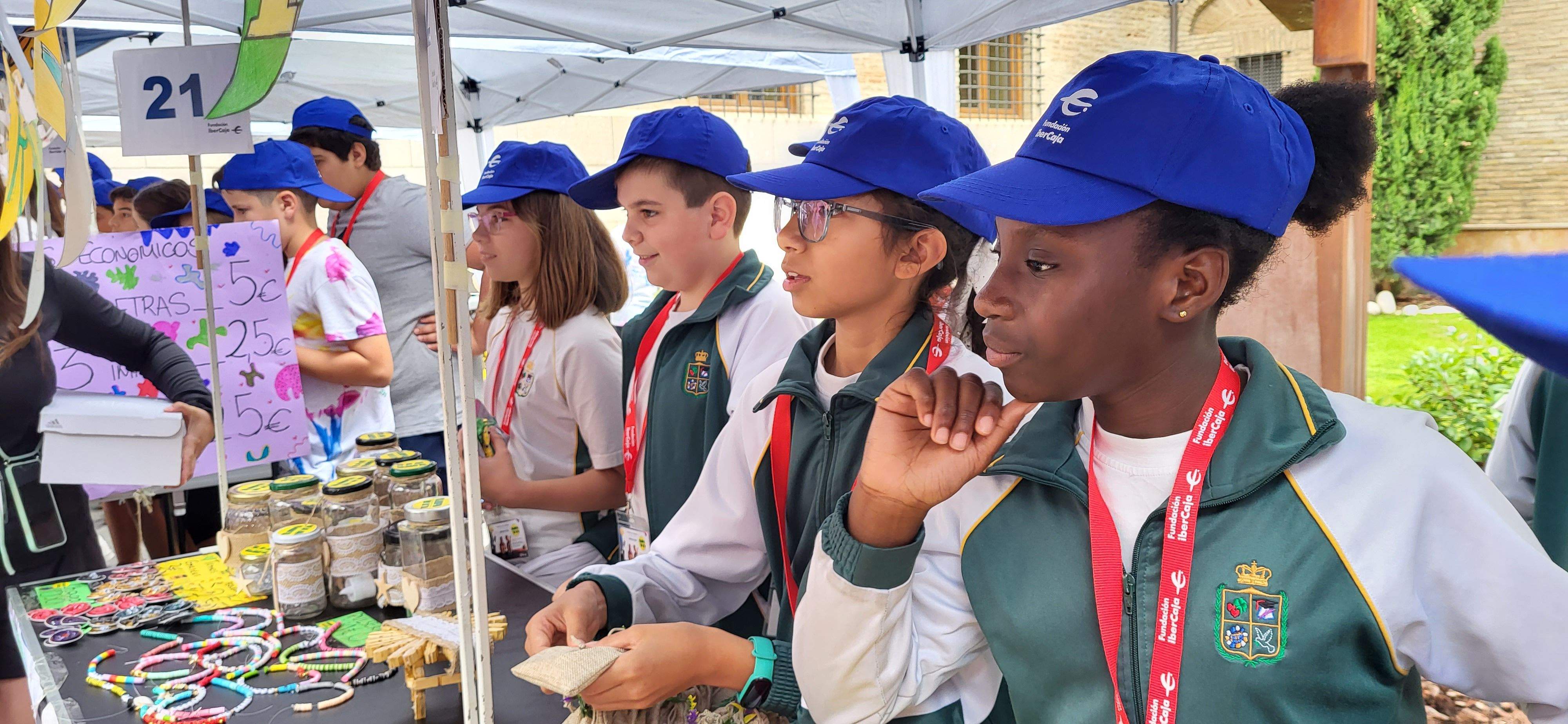 Mercado de cooperativas escolares del programa "Aprender a emprender". Foto: Mercedes Manterola
