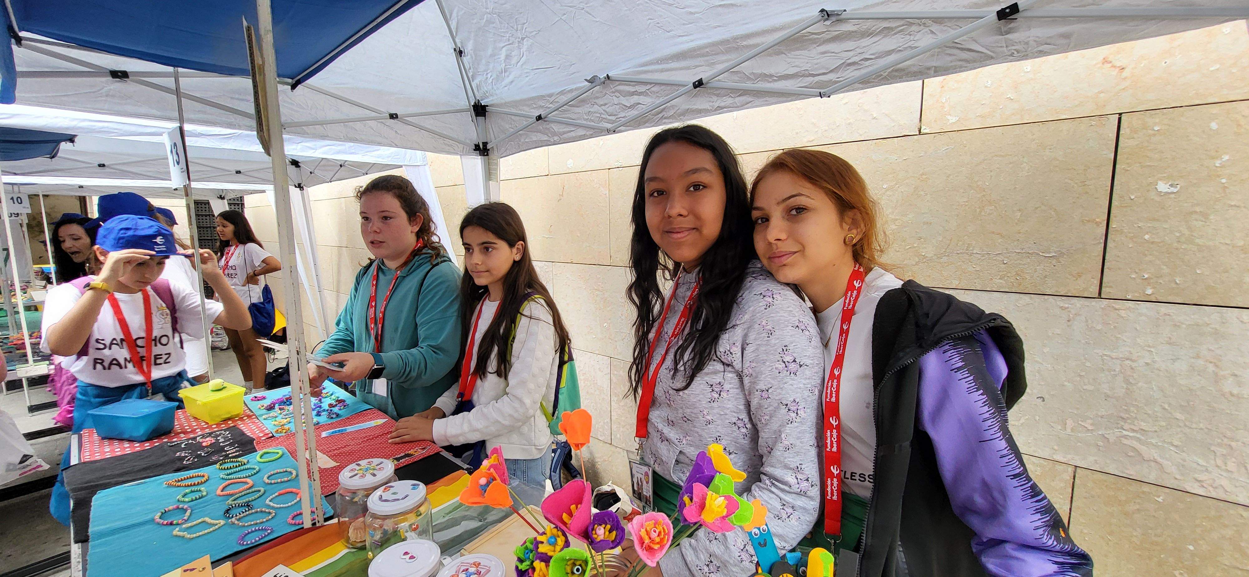 Mercado de cooperativas escolares del programa "Aprender a emprender". Foto: Mercedes Manterola