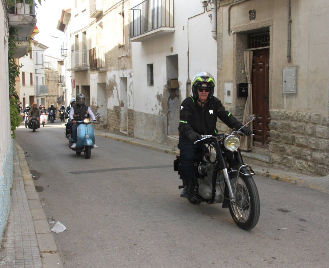 Concentración de motos clásicas en Alberuela de Tubo. Foto Carlos Neofato 