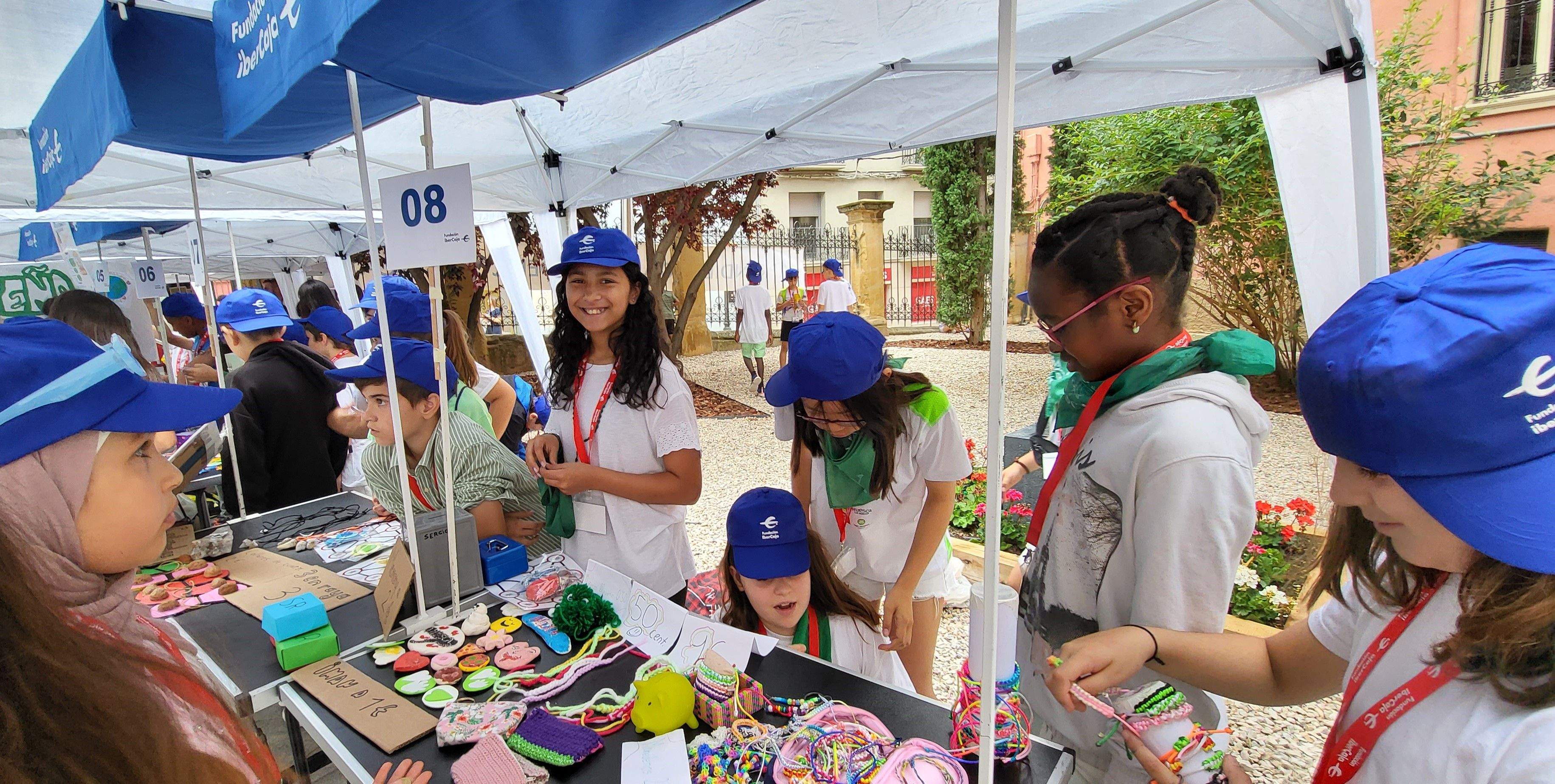 Mercado de cooperativas escolares del programa "Aprender a emprender". Foto: Mercedes Manterola