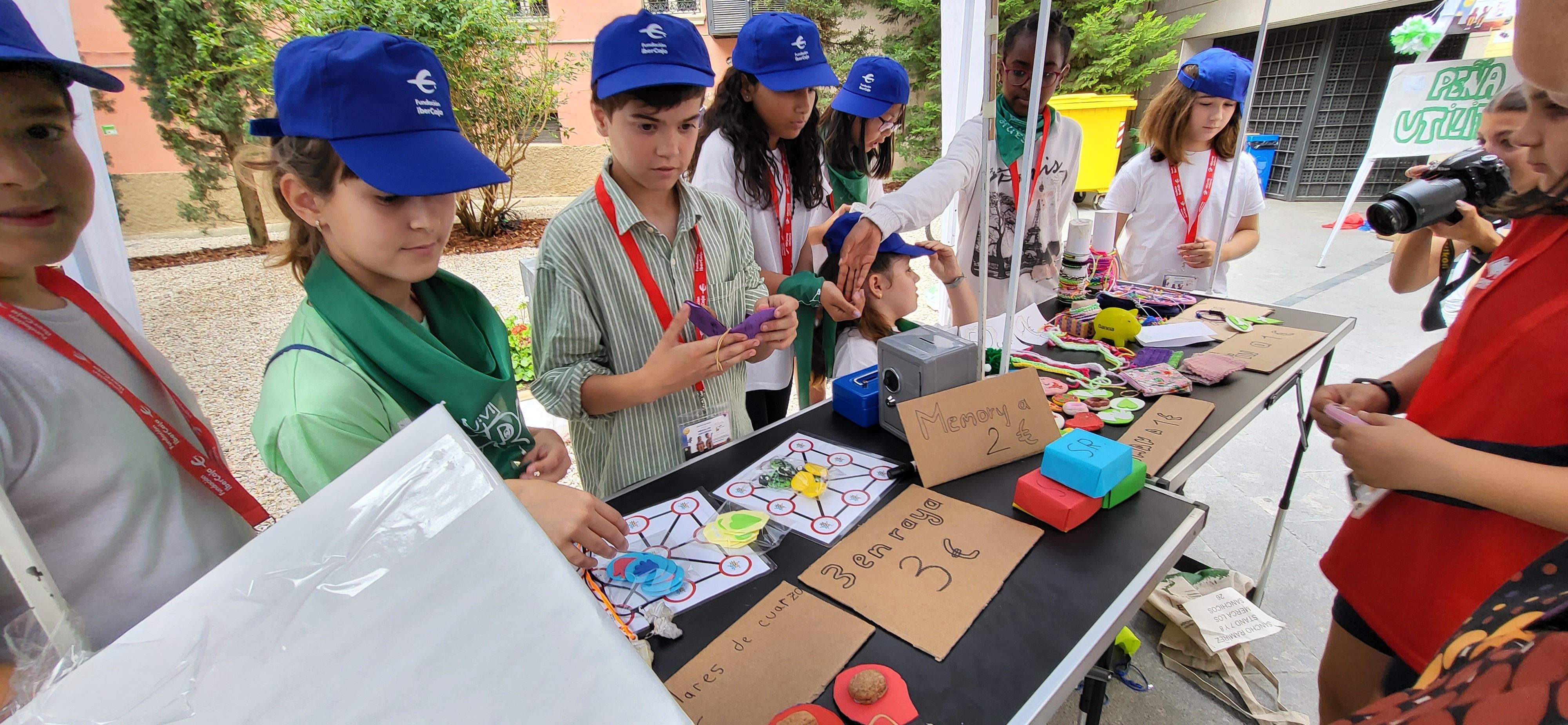 Mercado de cooperativas escolares del programa "Aprender a emprender". Foto: Mercedes Manterola