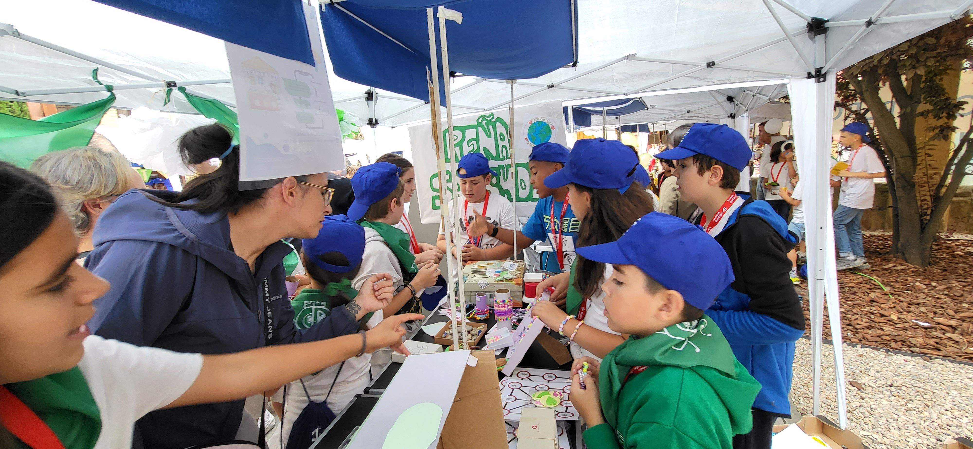 Mercado de cooperativas escolares del programa "Aprender a emprender". Foto: Mercedes Manterola
