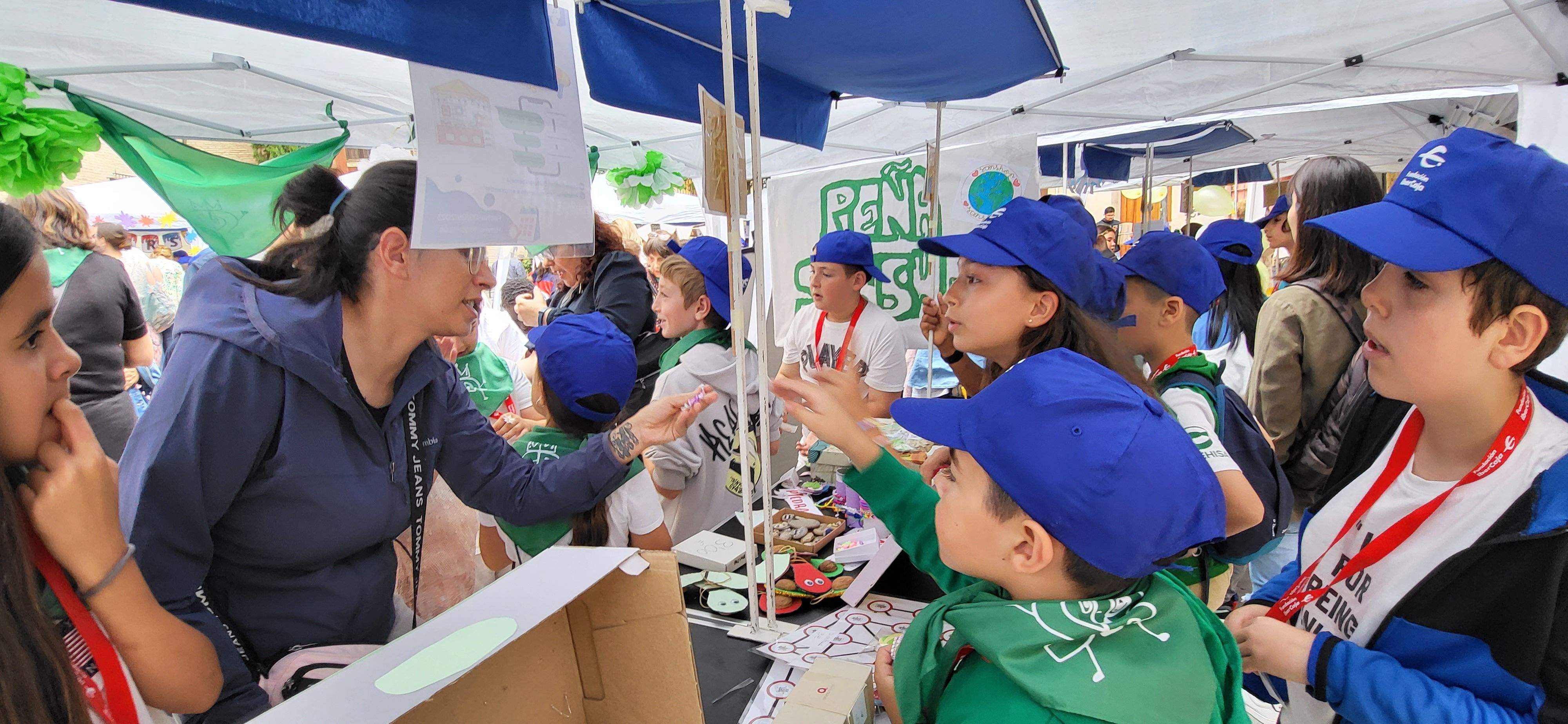 Mercado de cooperativas escolares del programa "Aprender a emprender". Foto: Mercedes Manterola