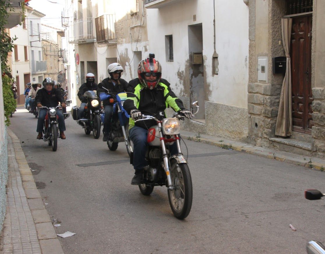 Concentración de motos clásicas en Alberuela de Tubo. Foto Carlos Neofato 