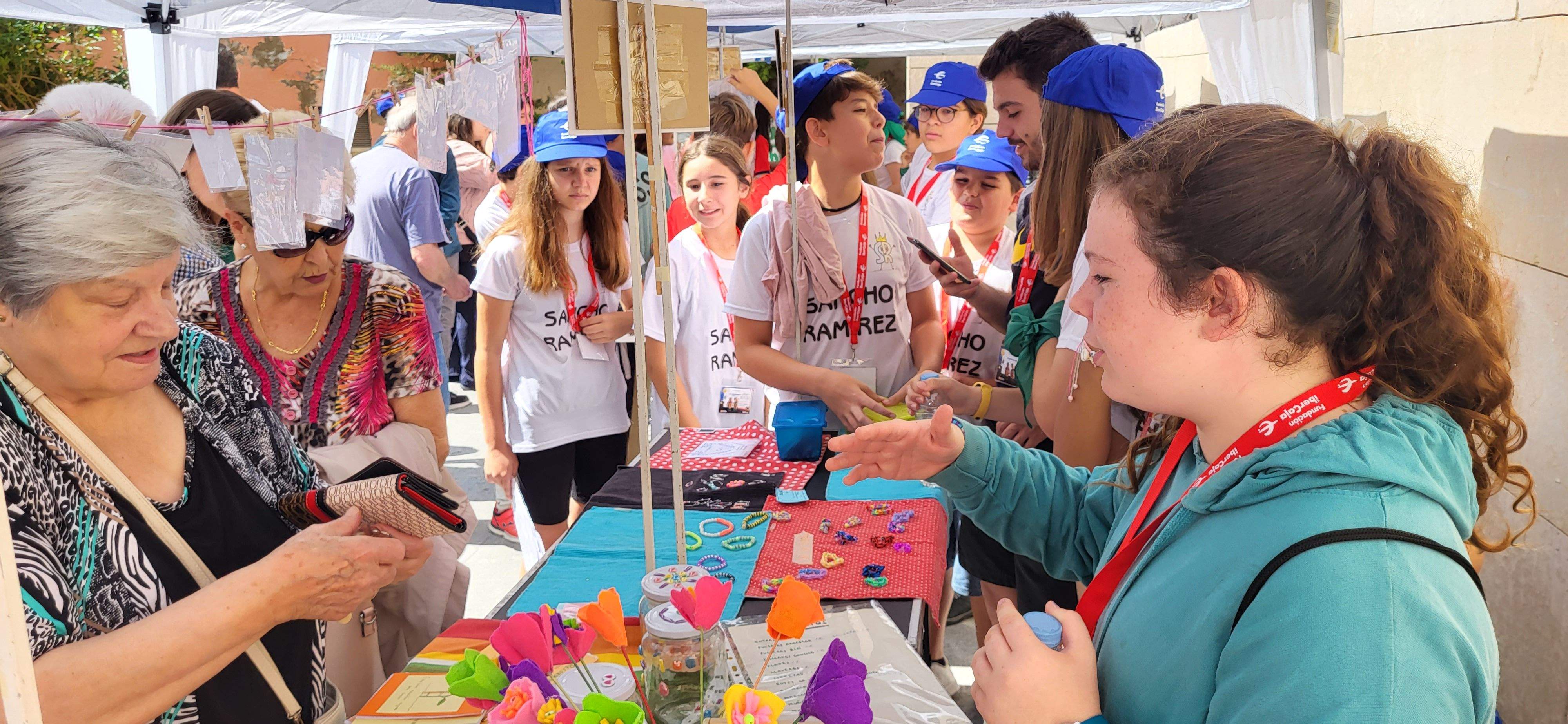 Mercado de cooperativas escolares del programa "Aprender a emprender". Foto: Mercedes Manterola