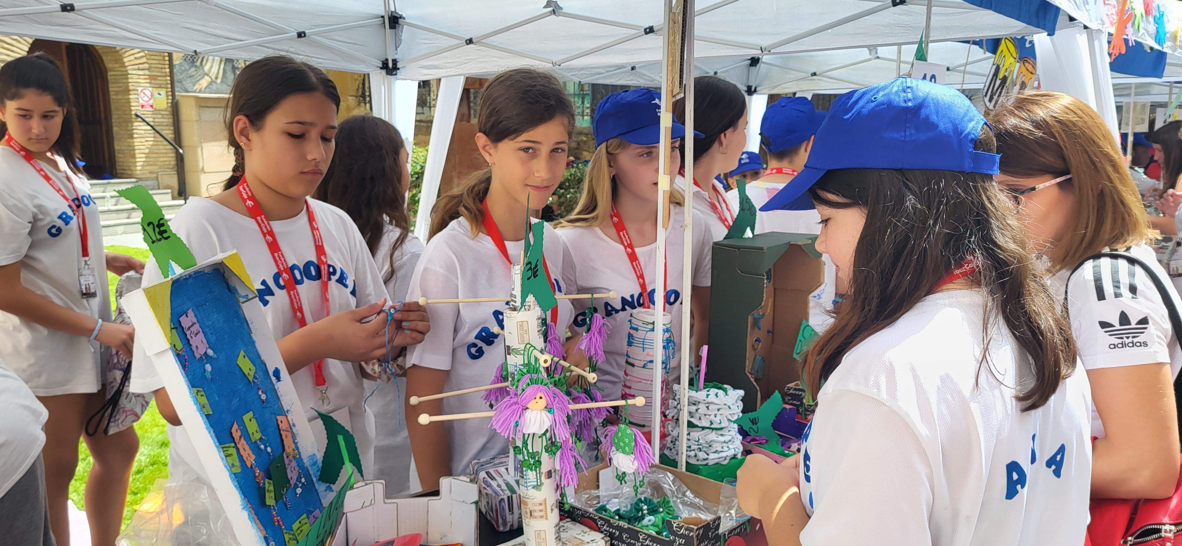 Mercado de cooperativas escolares del programa "Aprender a emprender". Foto: Mercedes Manterola