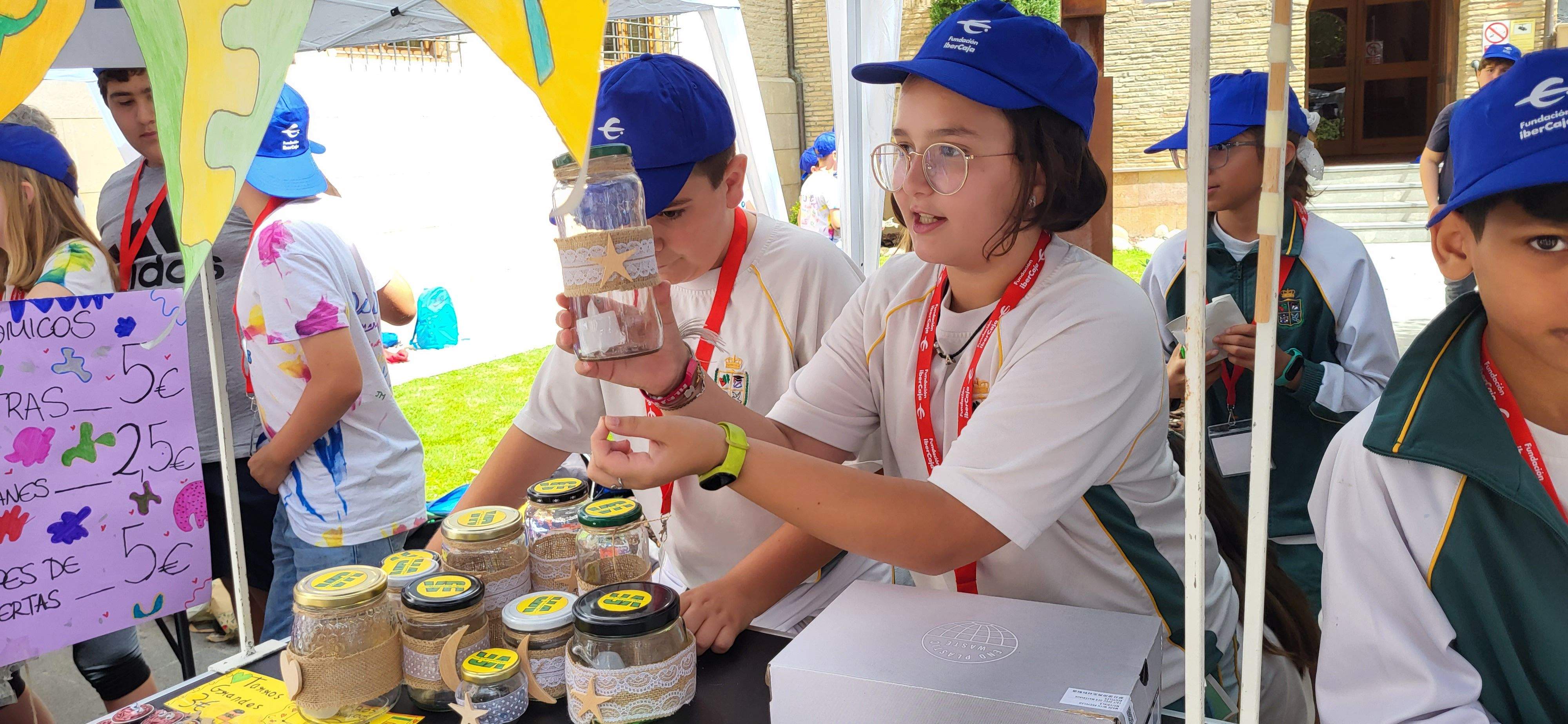 Mercado de cooperativas escolares del programa "Aprender a emprender". Foto: Mercedes Manterola