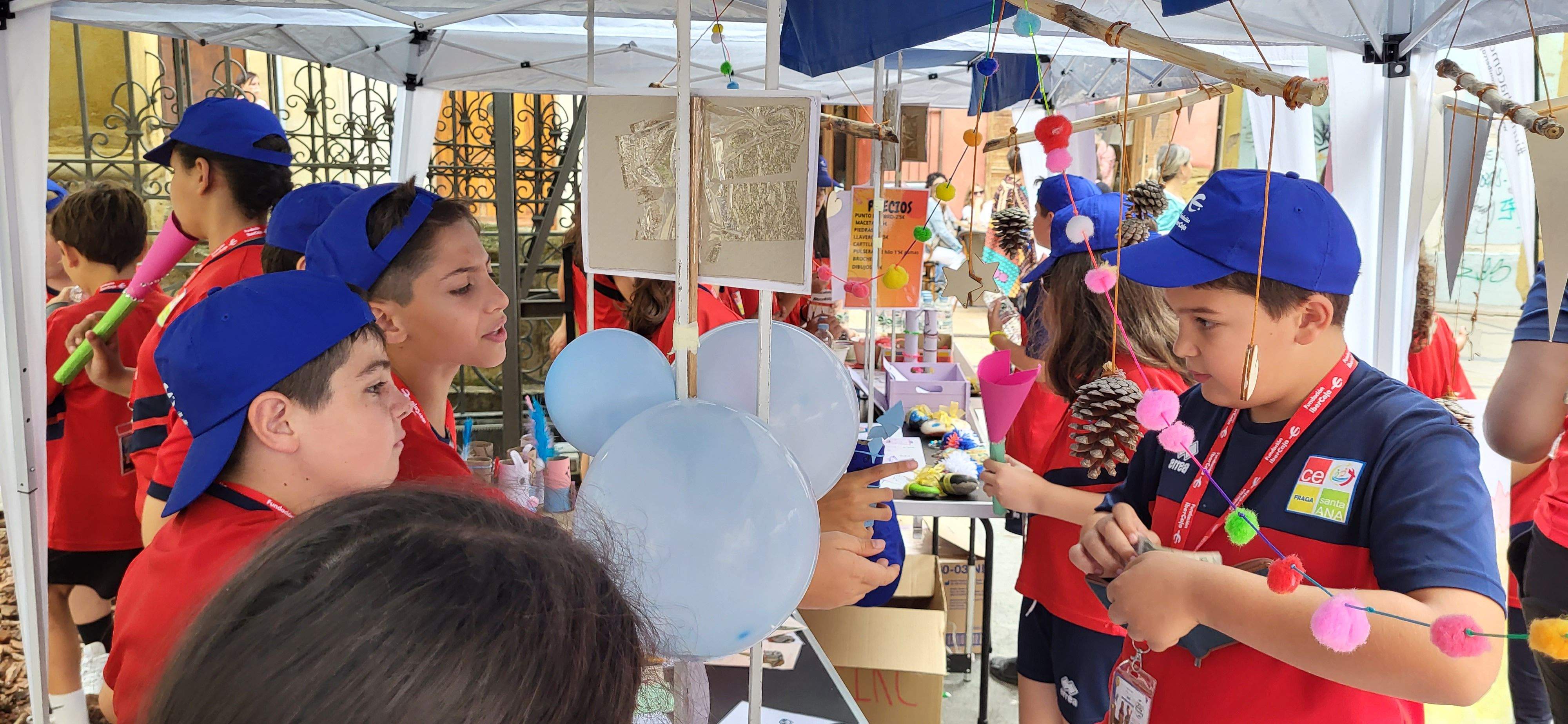 Mercado de cooperativas escolares del programa "Aprender a emprender". Foto: Mercedes Manterola