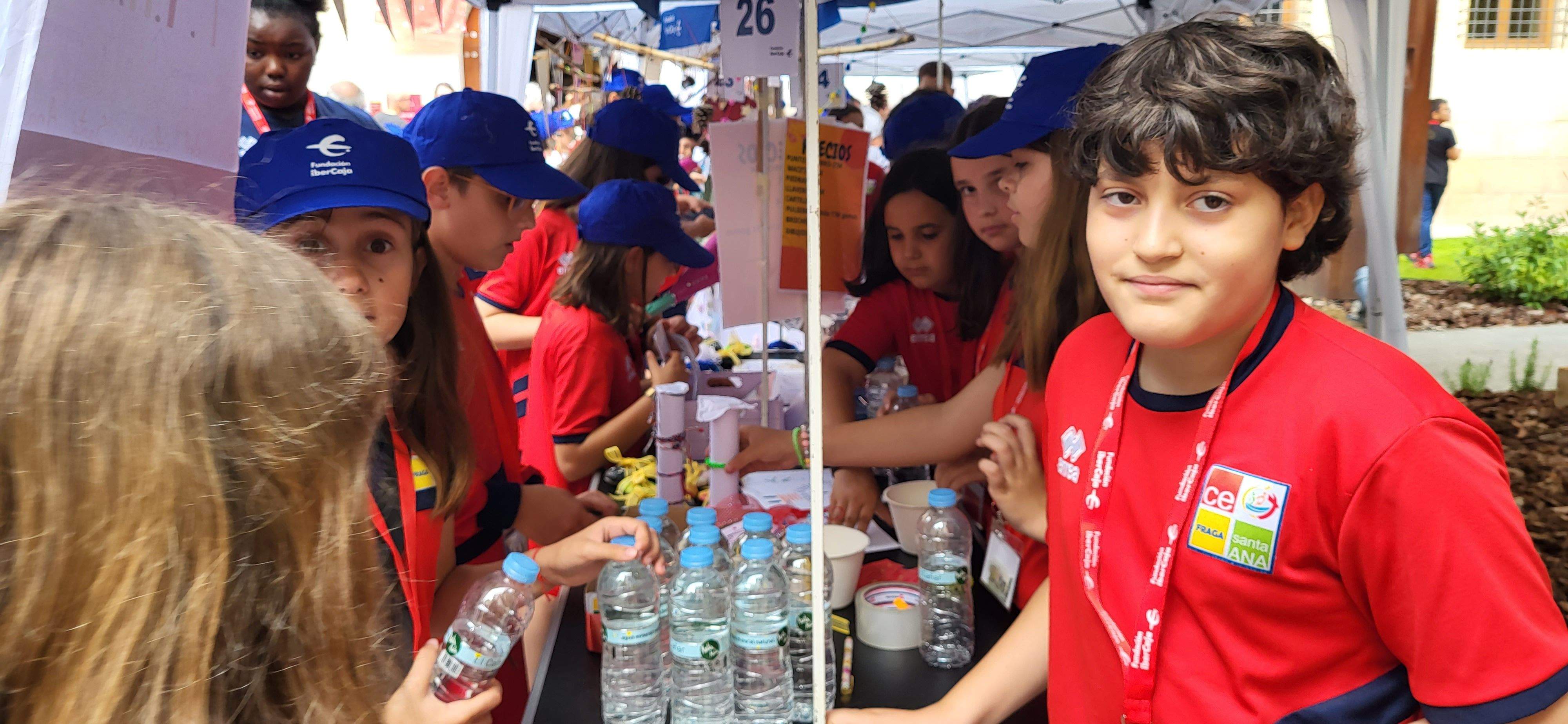 Mercado de cooperativas escolares del programa "Aprender a emprender". Foto: Mercedes Manterola