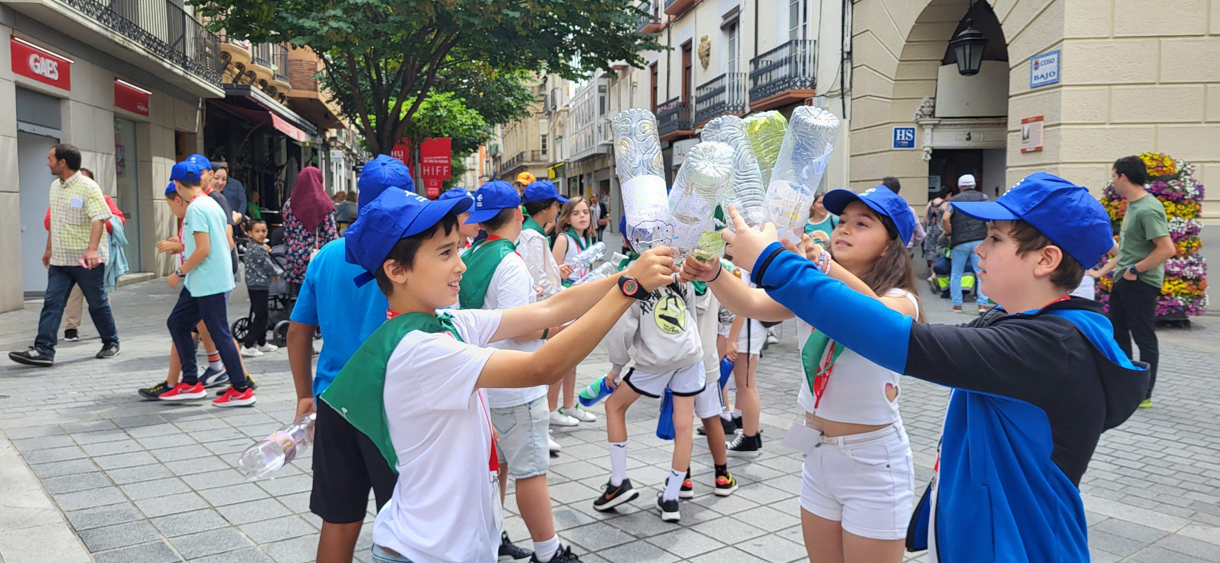 Mercado de cooperativas escolares del programa "Aprender a emprender". Foto: Mercedes Manterola