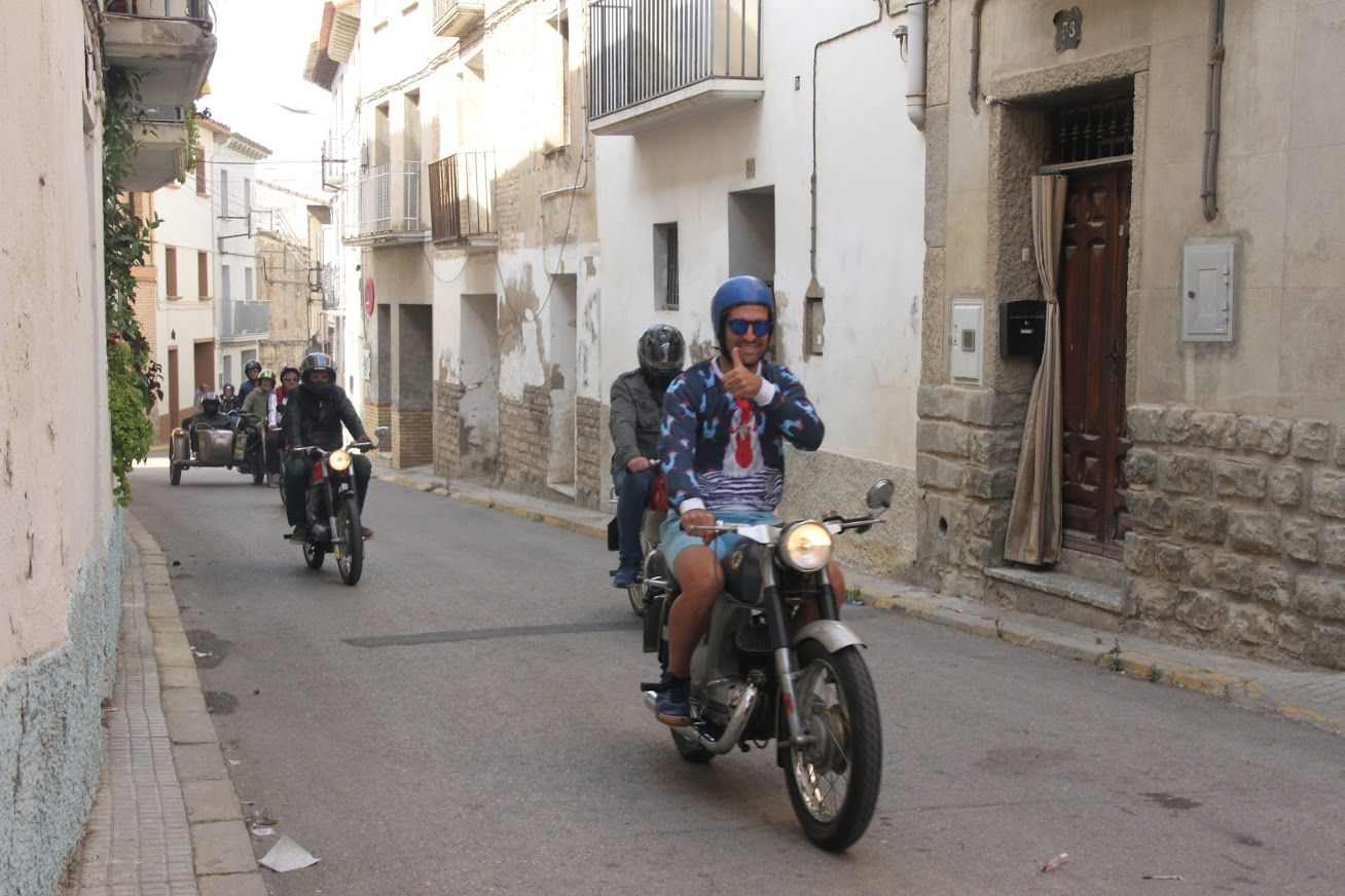 Concentración de motos clásicas en Alberuela de Tubo. Foto Carlos Neofato 