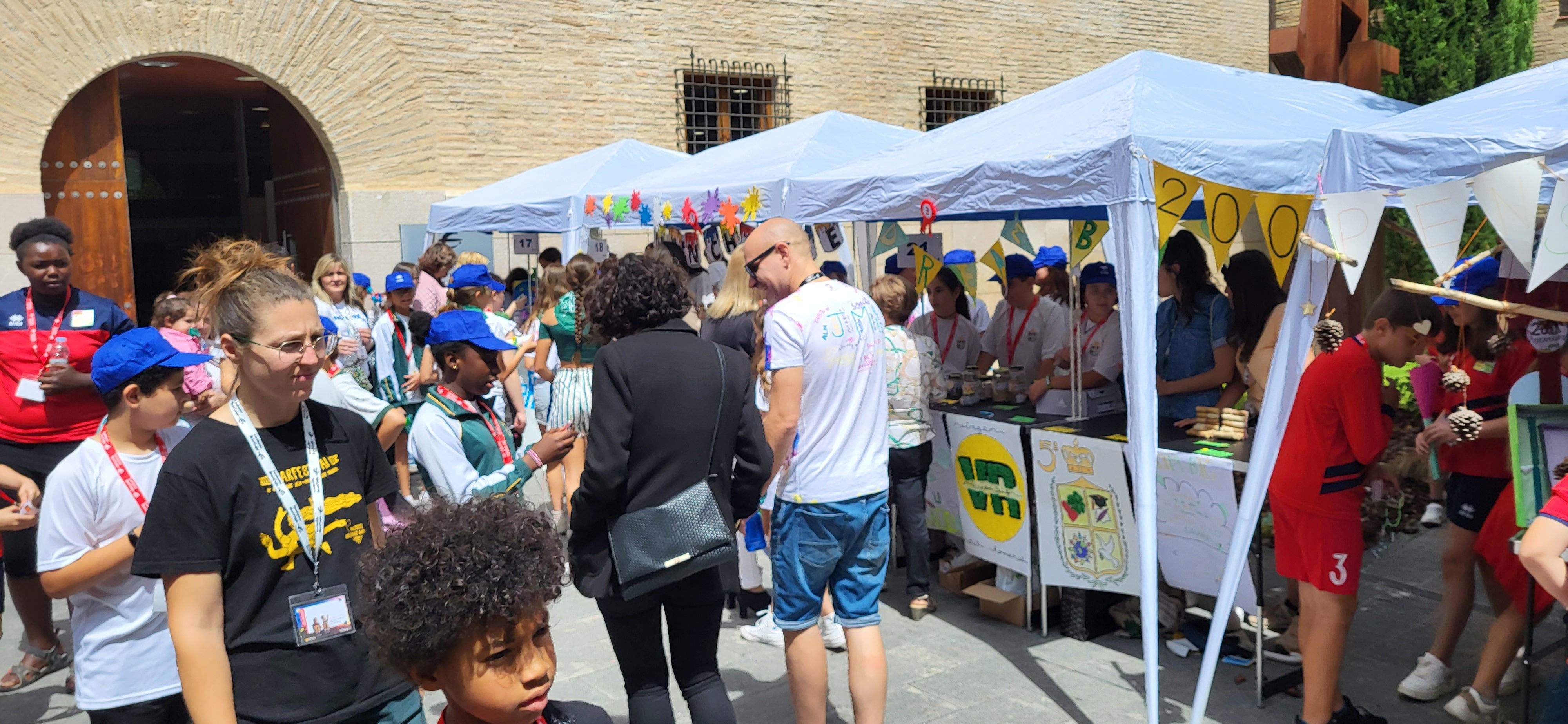 Mercado de cooperativas escolares del programa "Aprender a emprender". Foto: Mercedes Manterola