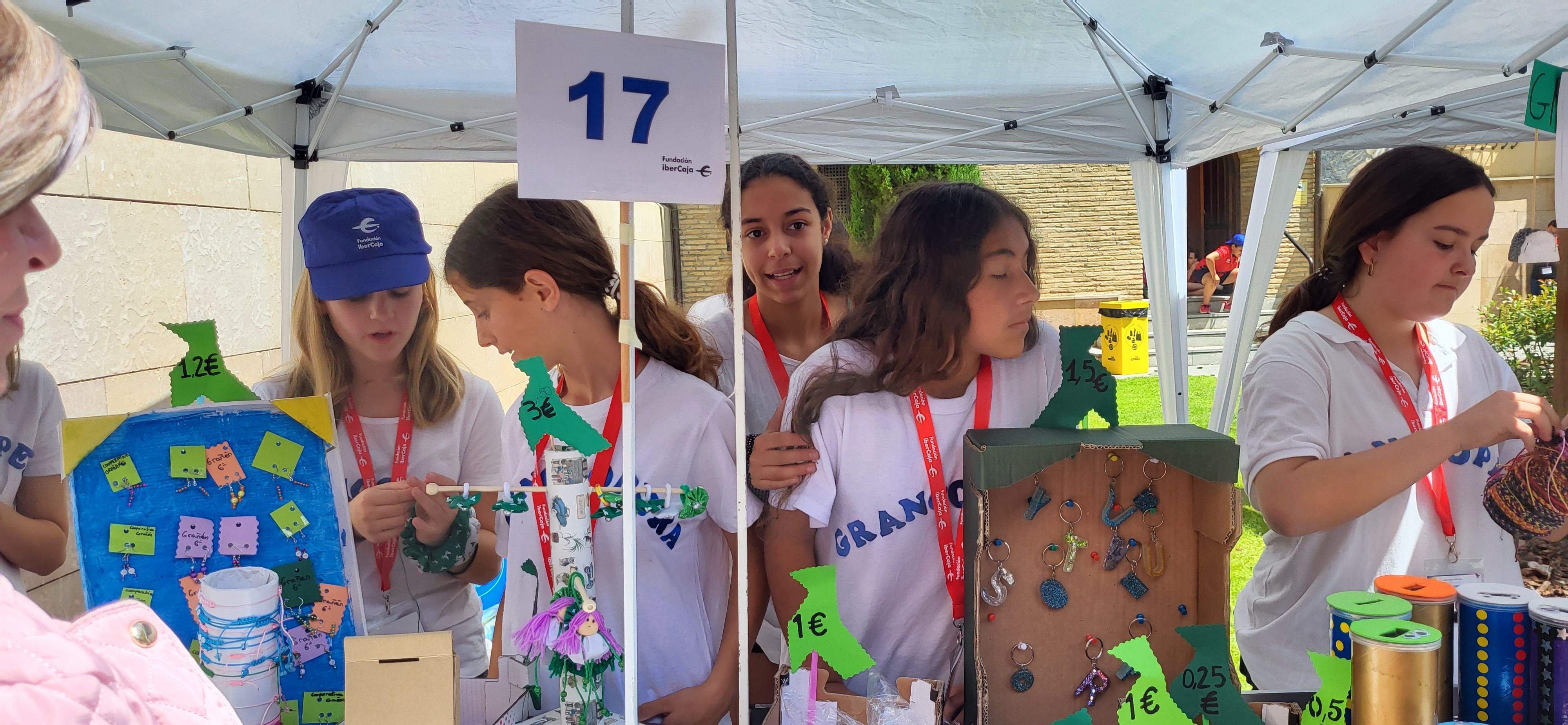 Mercado de cooperativas escolares del programa "Aprender a emprender". Foto: Mercedes Manterola