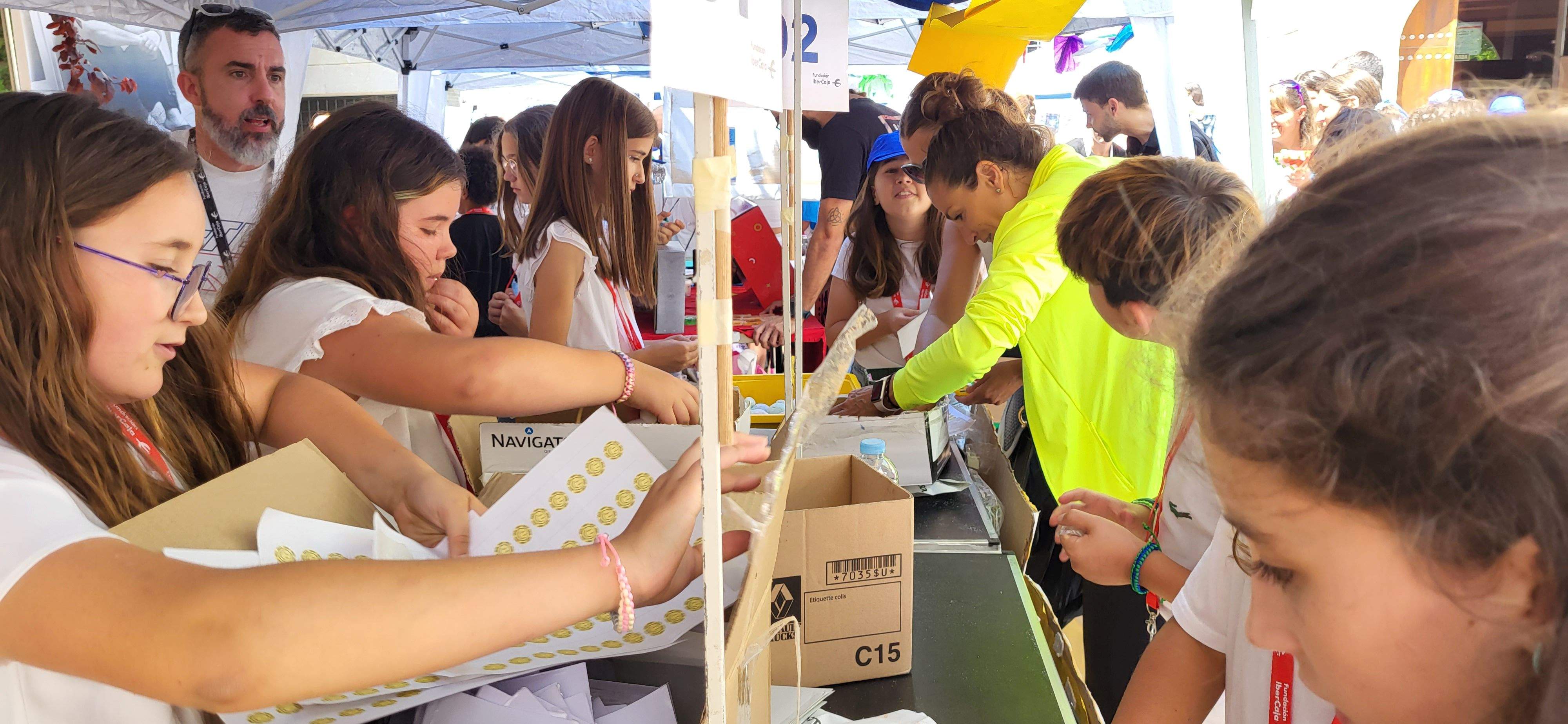 Mercado de cooperativas escolares del programa "Aprender a emprender". Foto: Mercedes Manterola