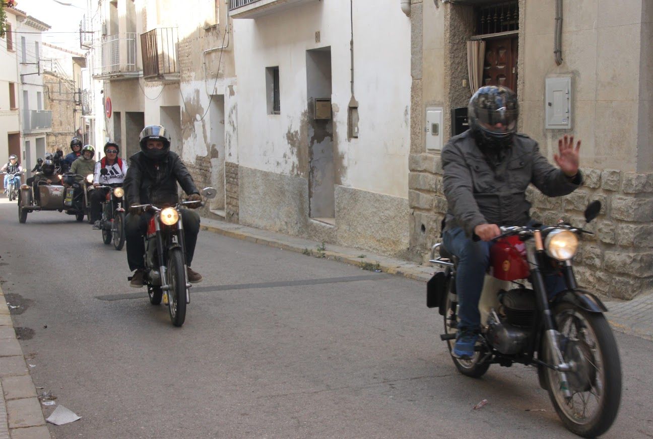 Concentración de motos clásicas en Alberuela de Tubo. Foto Carlos Neofato