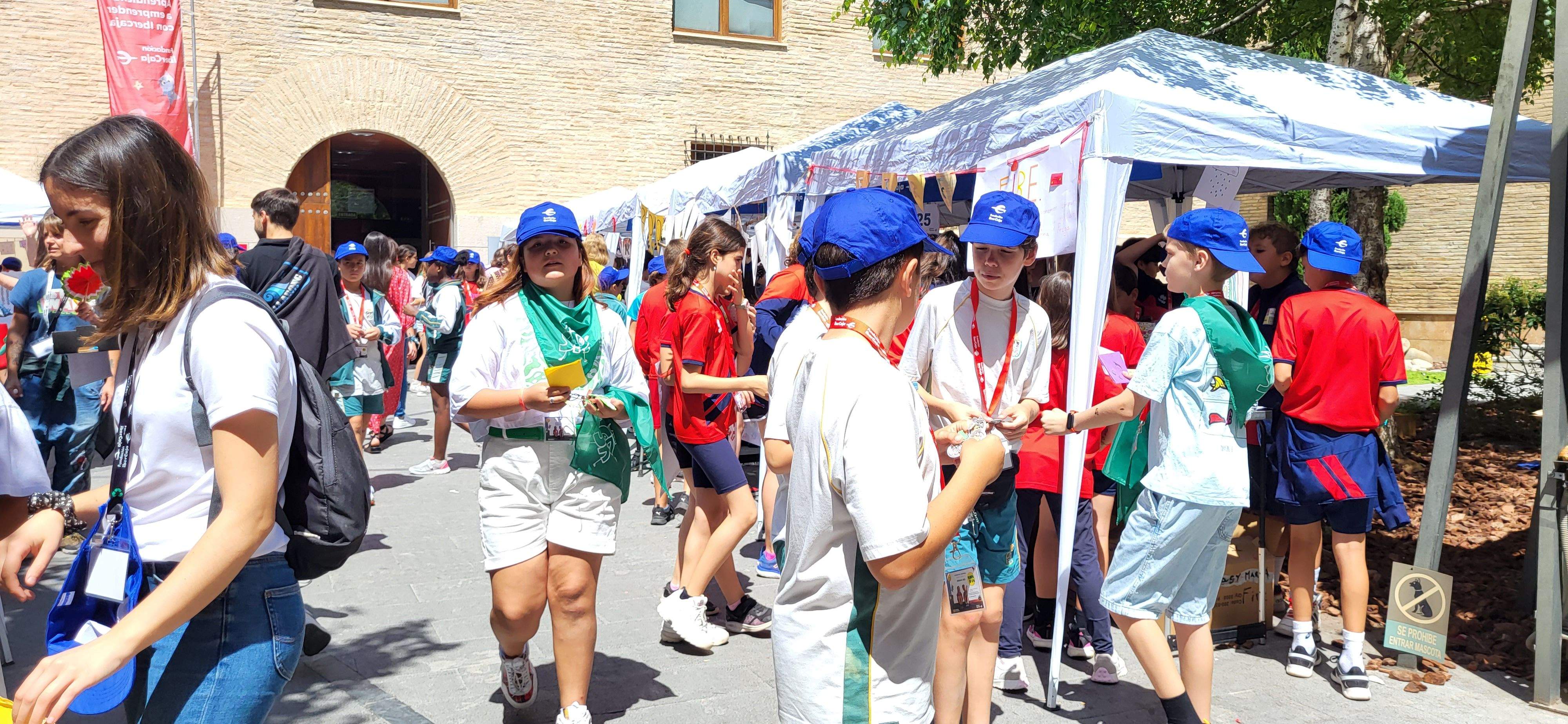 Mercado de cooperativas escolares del programa "Aprender a emprender". Foto: Mercedes Manterola