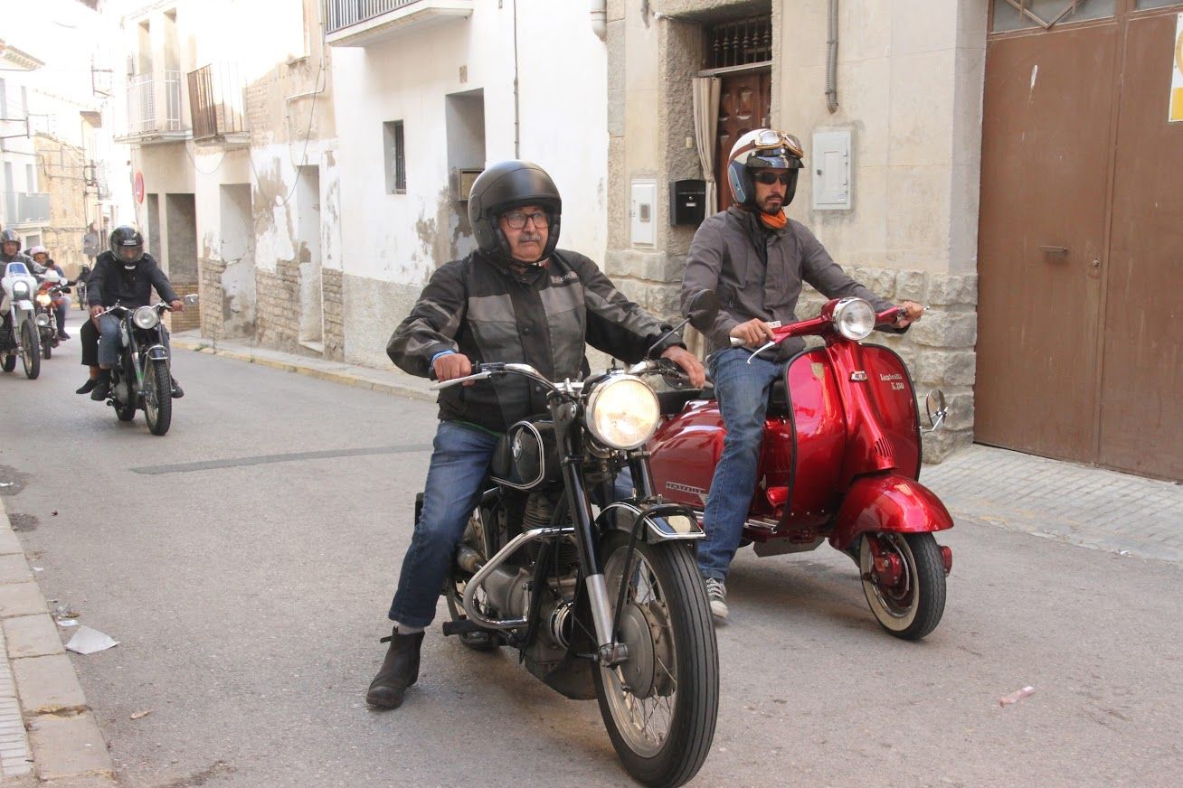Concentración de motos clásicas en Alberuela de Tubo. Foto Carlos Neofato 