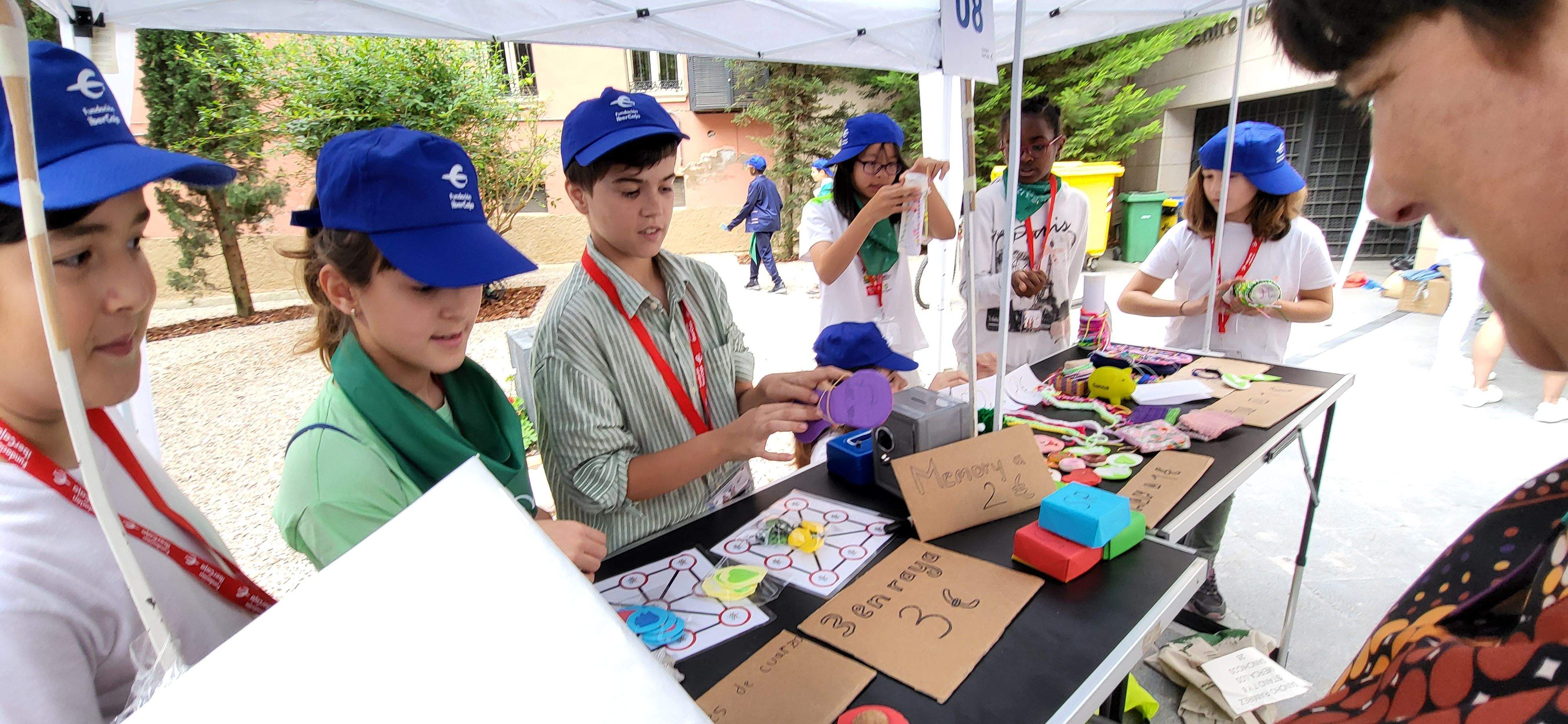 Mercado de cooperativas escolares del programa "Aprender a emprender". Foto: Mercedes Manterola