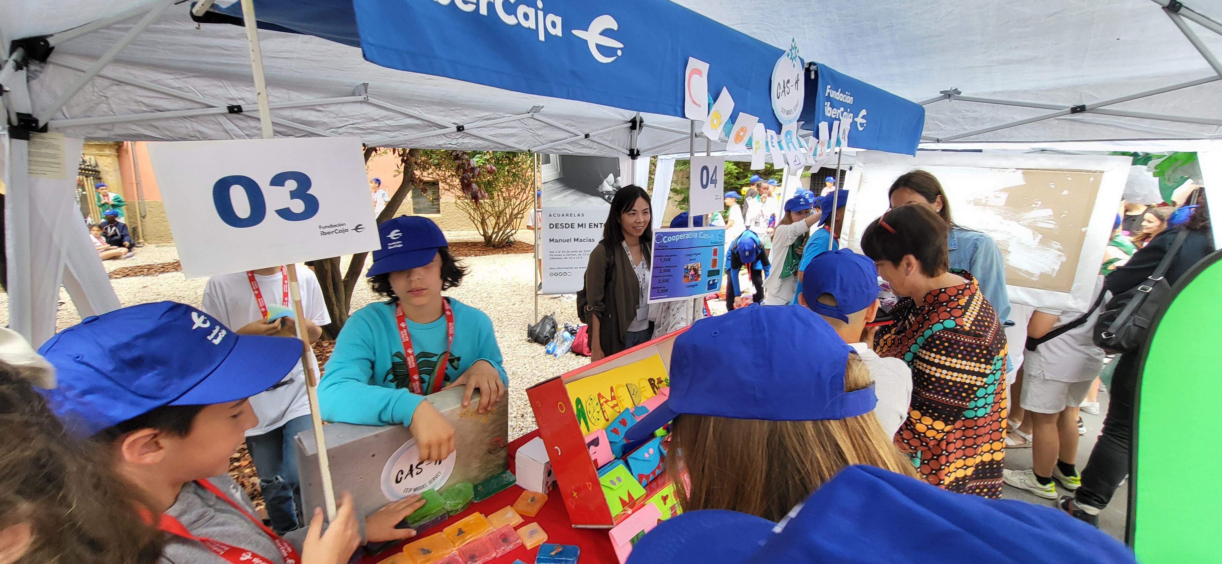 Mercado de cooperativas escolares del programa "Aprender a emprender". Foto: Mercedes Manterola