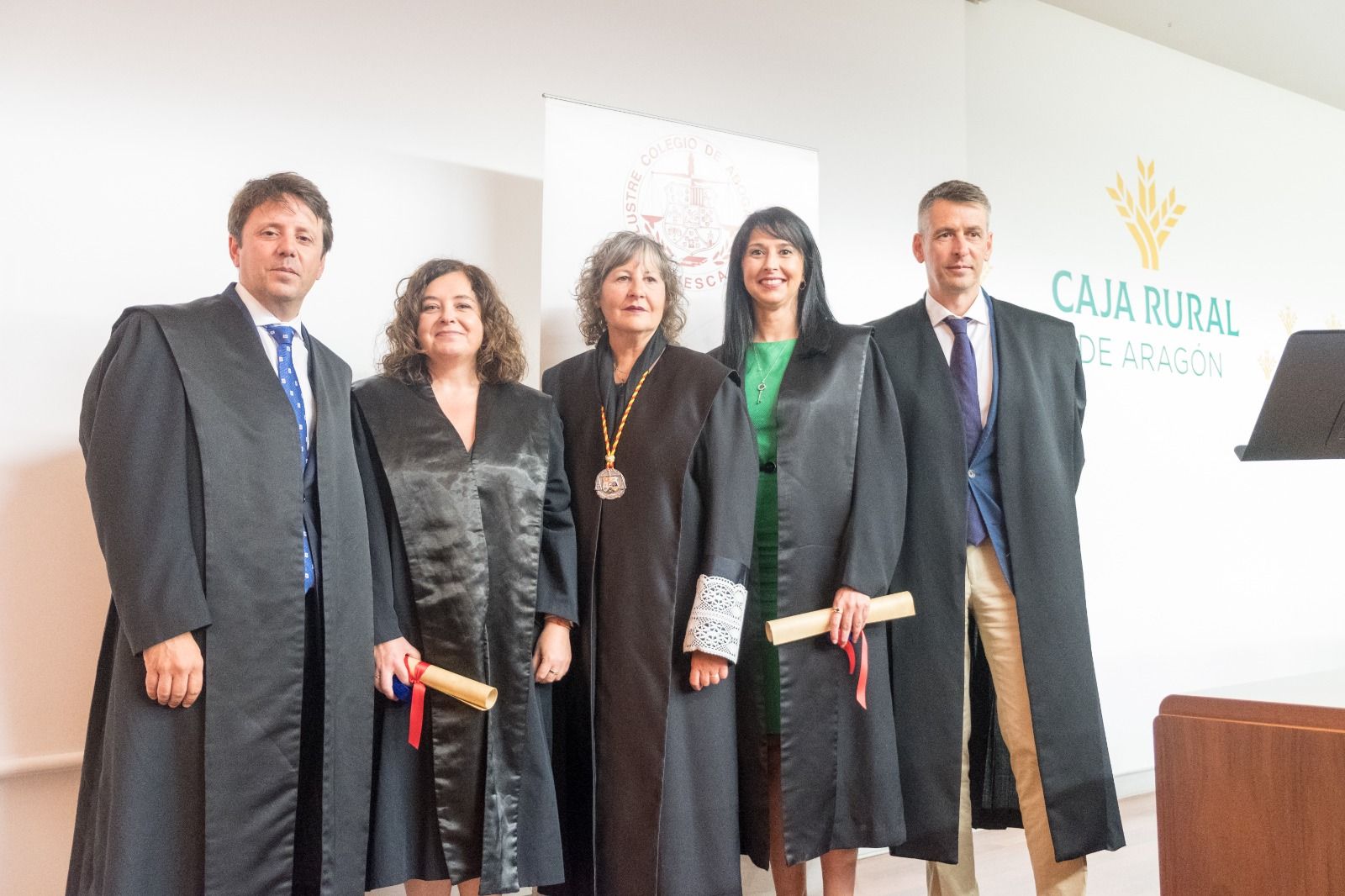 La decana, Ana Soria, con los cuatro abogados con 25 años de ejercicio