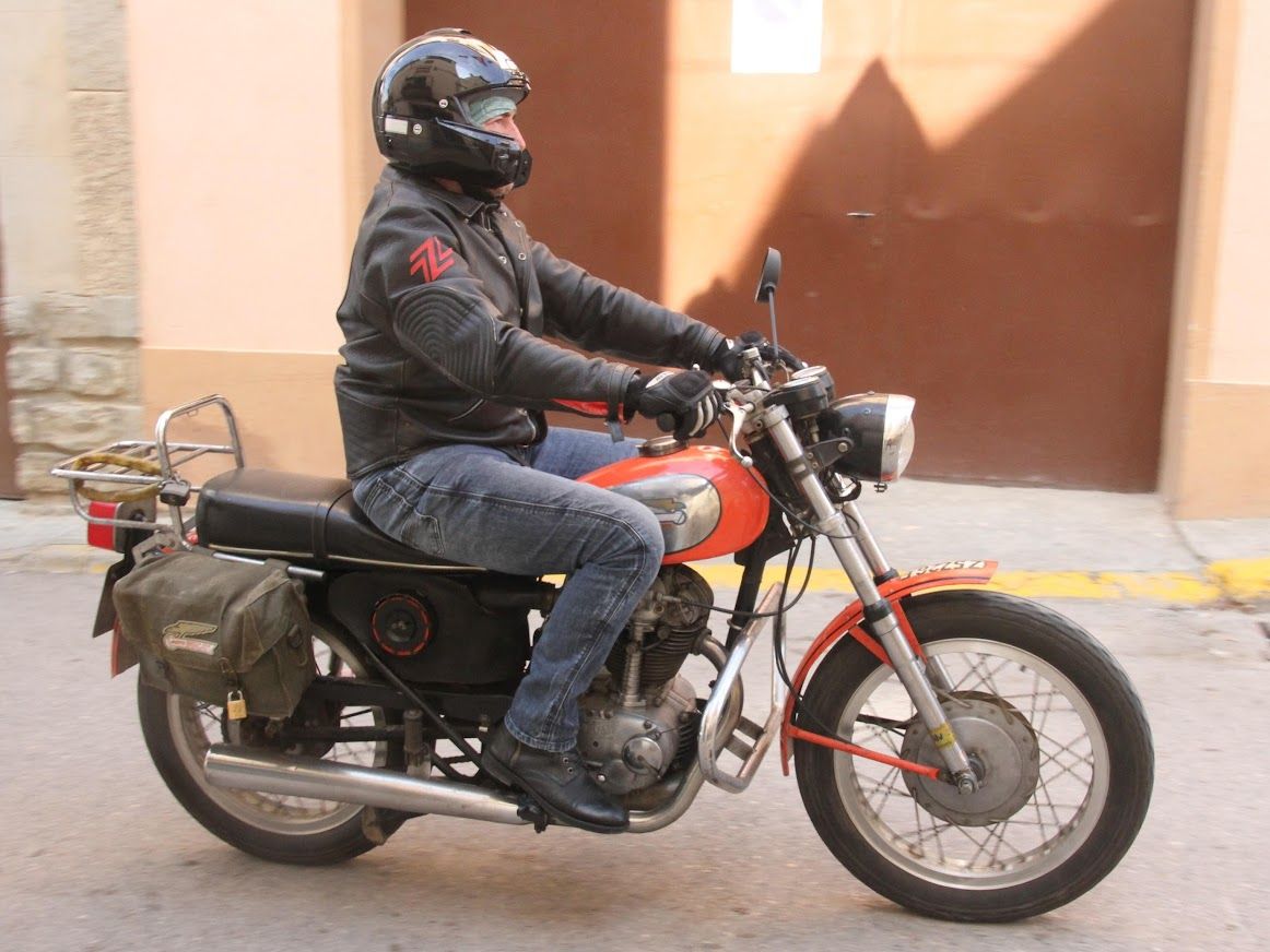 Concentración de motos clásicas en Alberuela de Tubo. Foto Carlos Neofato 