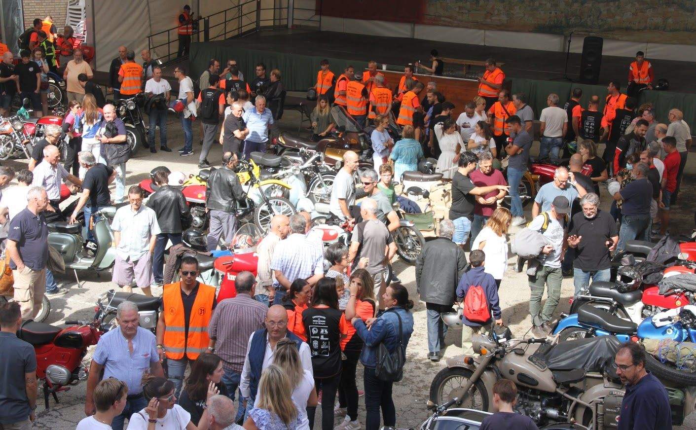 Concentración de motos clásicas en Alberuela de Tubo. Parada en Almudévar. Foto Carlos Neofato 