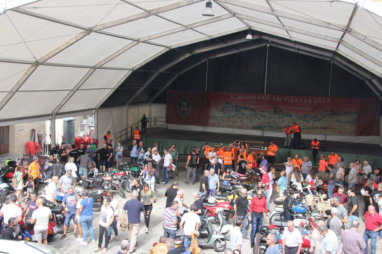 Concentración de motos clásicas en Alberuela de Tubo. Parada en Almudévar. Foto Carlos Neofato 