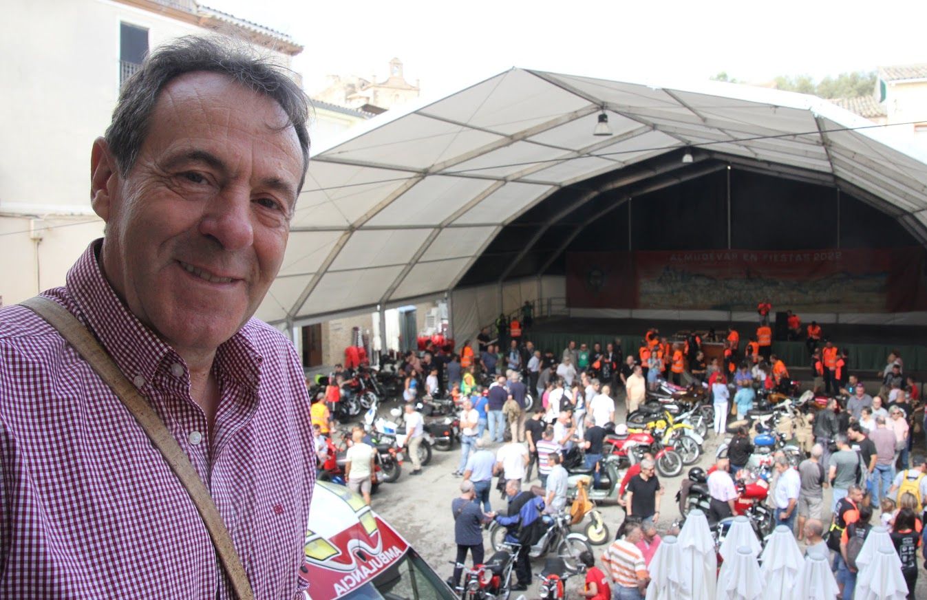 Concentración de motos clásicas en Alberuela de Tubo. Parada en Almudévar. Foto Carlos Neofato