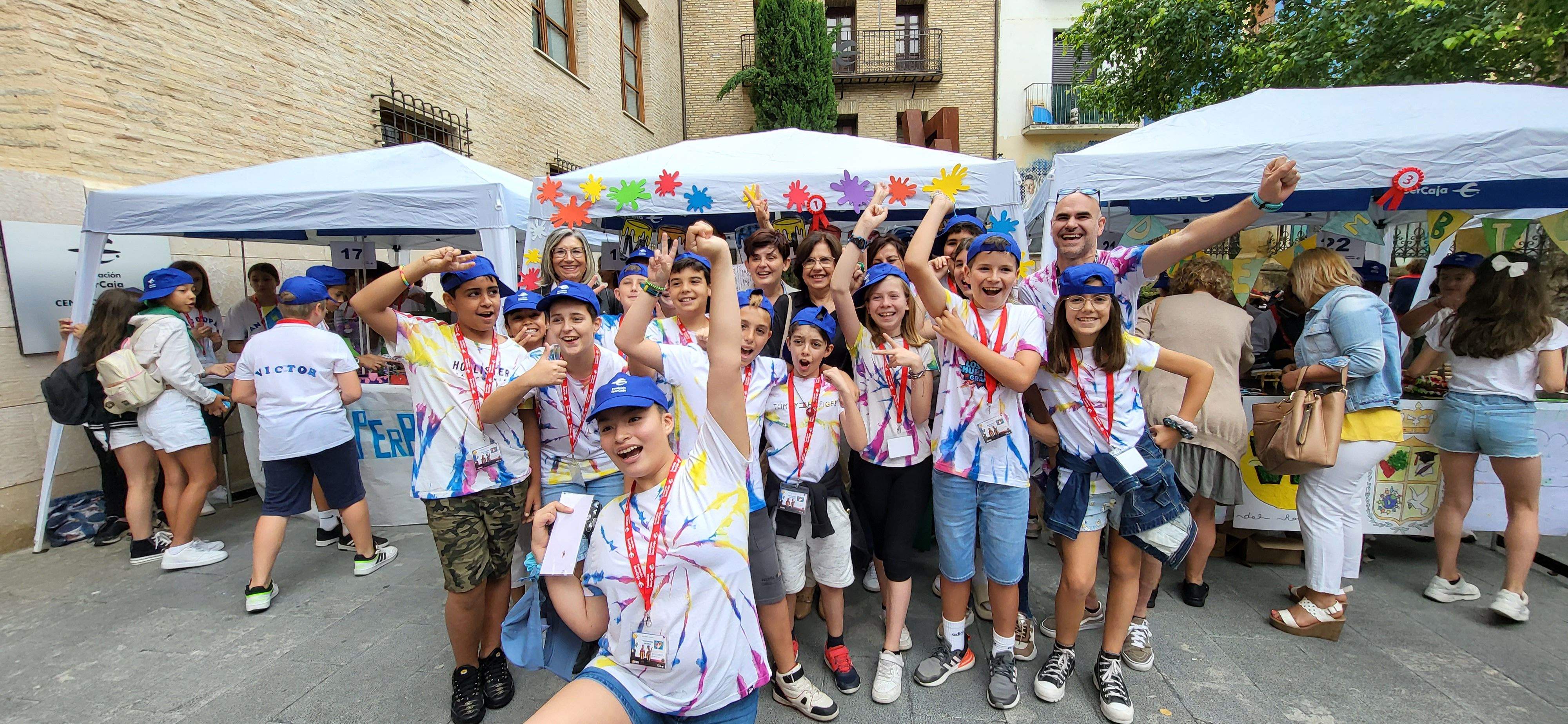 Estudiantes de Grañén celebran el premio a mejor estand del mercado de cooperativas.