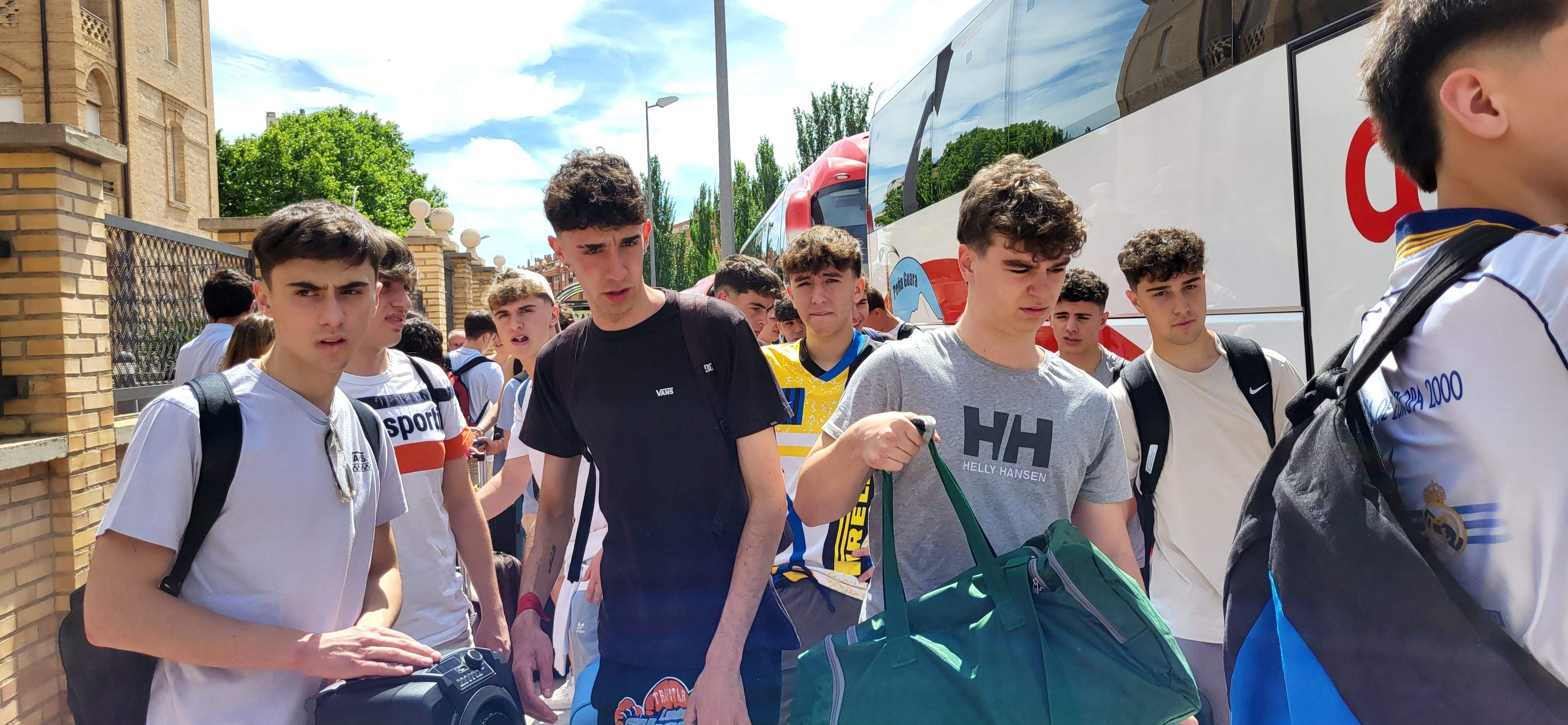 Salida a Salou de los estudiantes de Huesca que han acabado la Evau. Foto: Mercedes Manterola