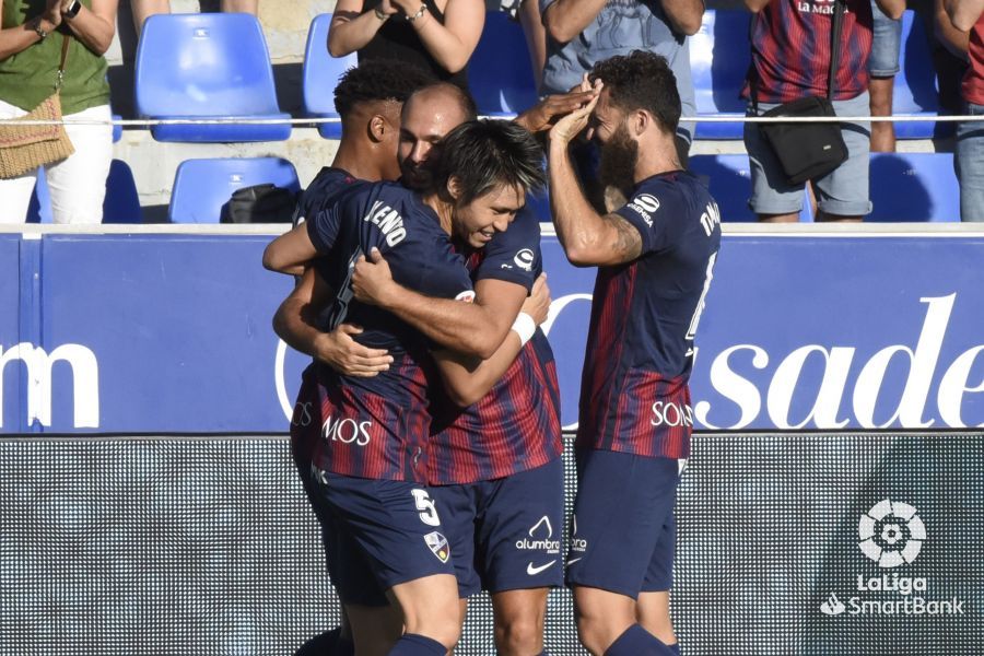 Partido entre el Huesca y el Ibiza en El Alcoraz. Foto La Liga 