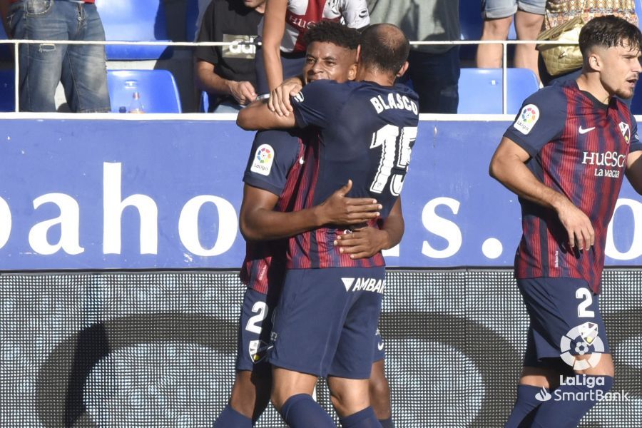 Partido entre el Huesca y el Ibiza en El Alcoraz. Foto La Liga 